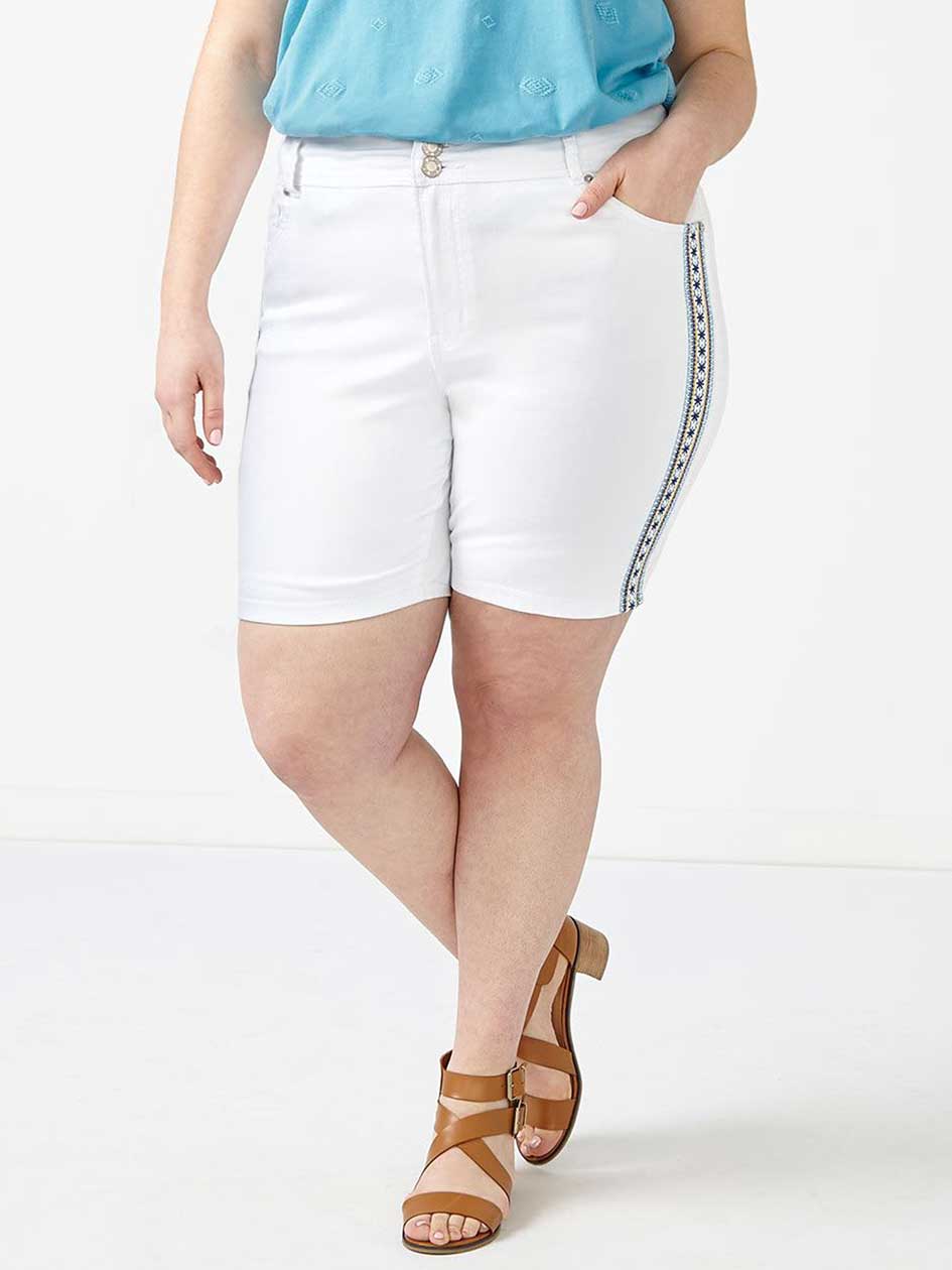 d/c JEANS Slightly Curvy Fit Embroidered White Denim Short d/c JEANS Slightly Curvy Fit Embroidered White Denim Short
