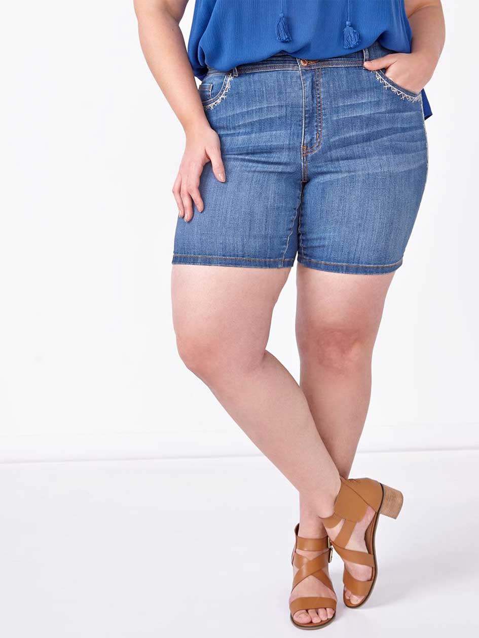 d/c JEANS Slightly Curvy Fit Embroidered Denim Short d/c JEANS Slightly Curvy Fit Embroidered Denim Short