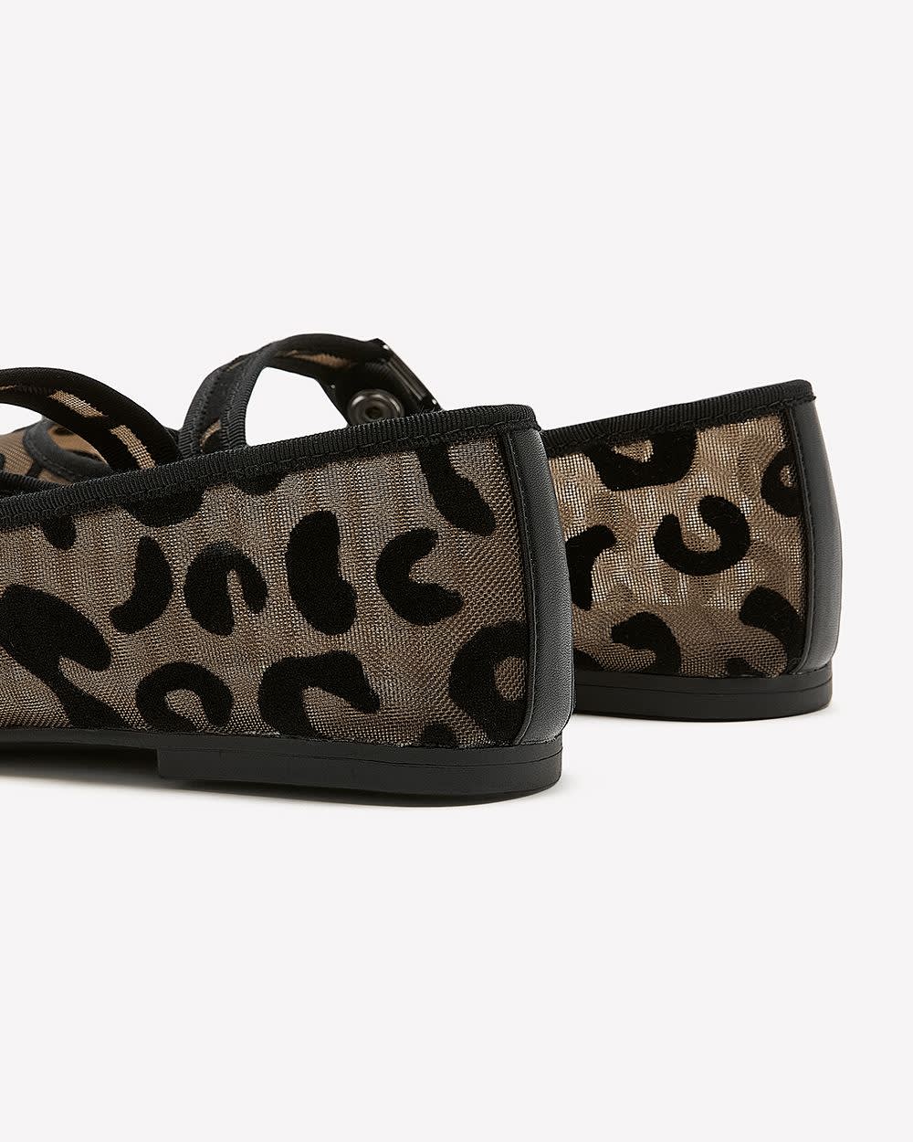 Ballerine en maille à  motif léopard avec sangle, pied très large