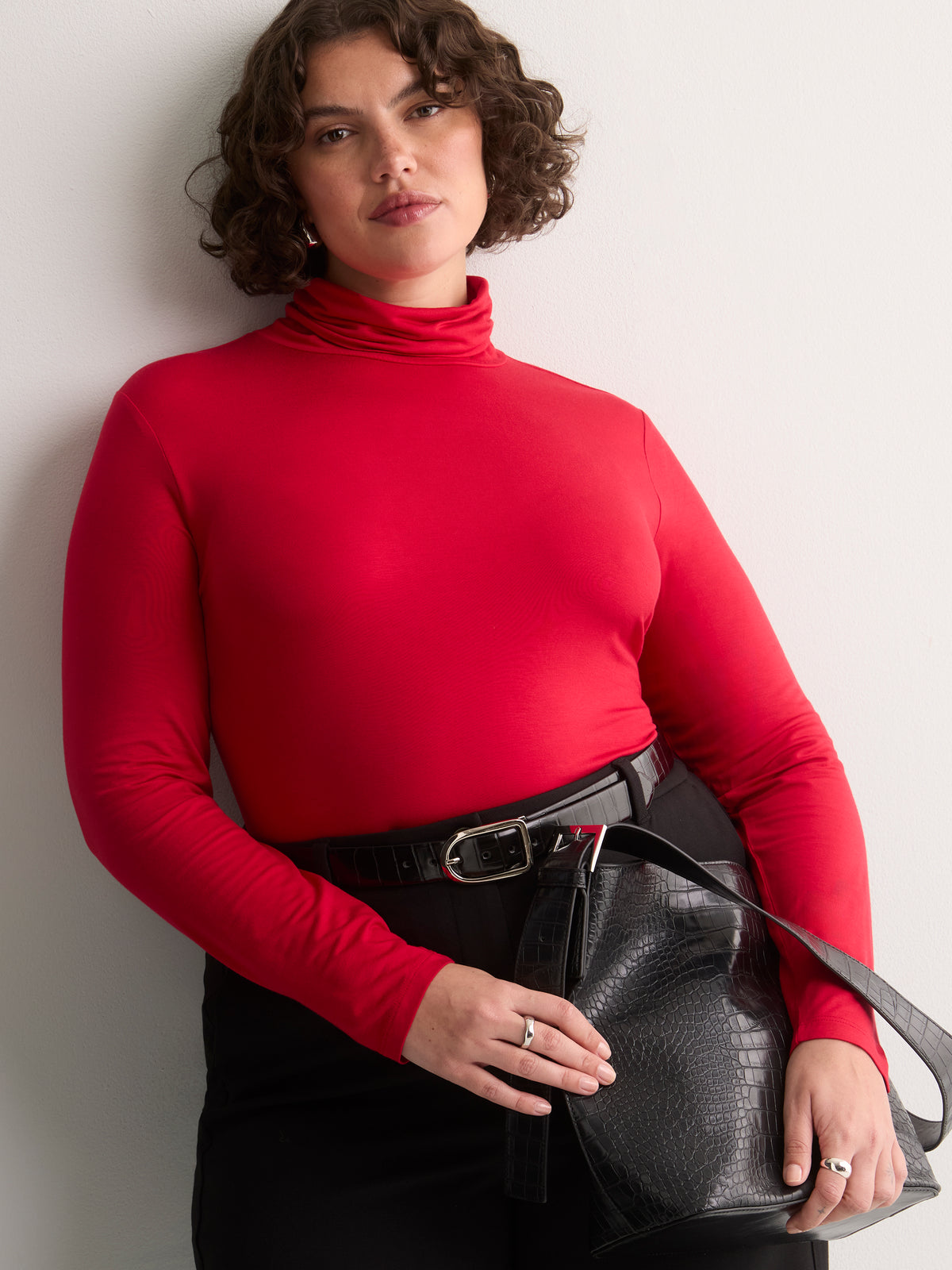 Haut moderne rouge à col roulé et manches longues, tissu responsable