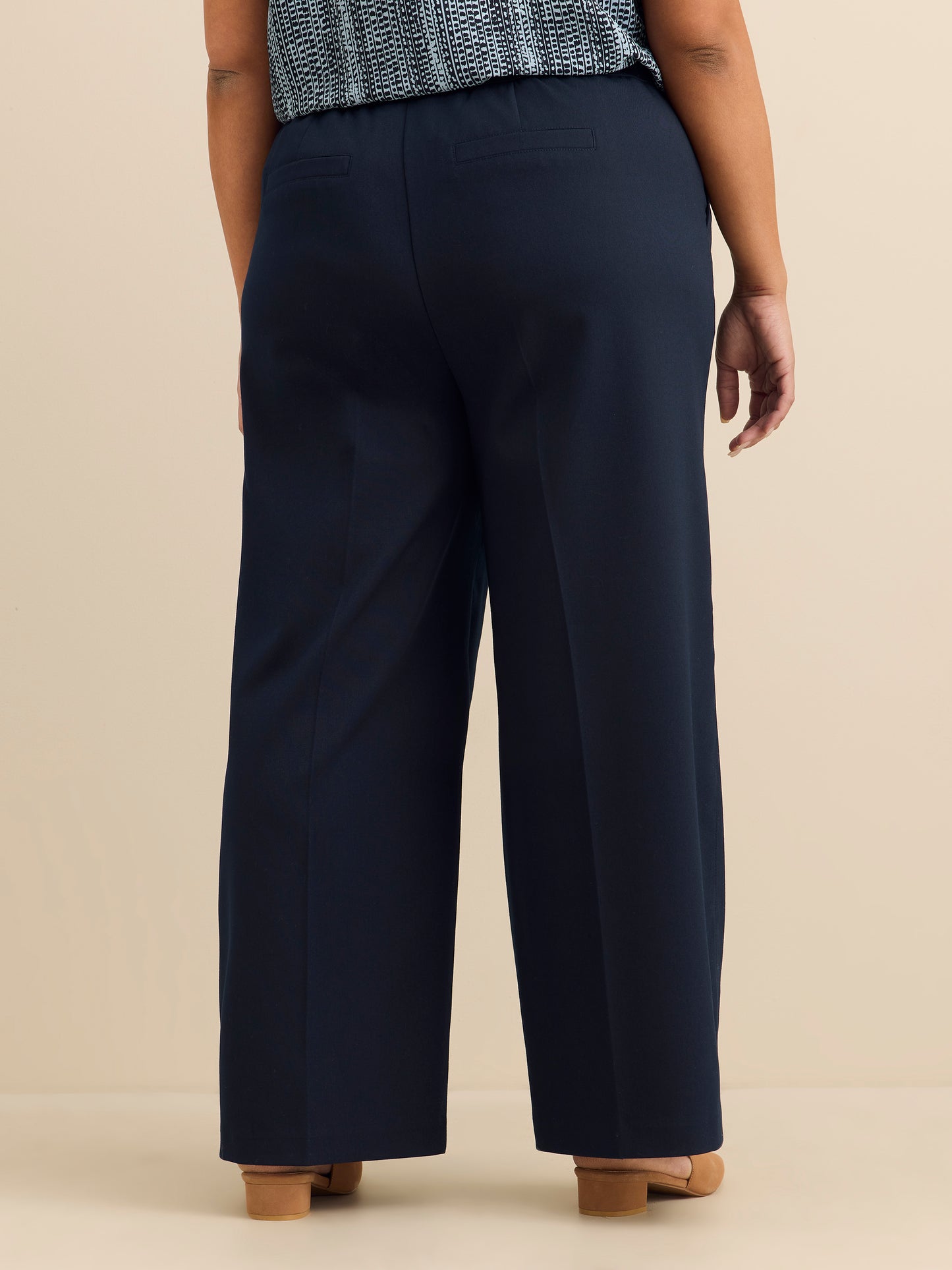 Pantalon à enfiler à jambe évasée, coupe petite