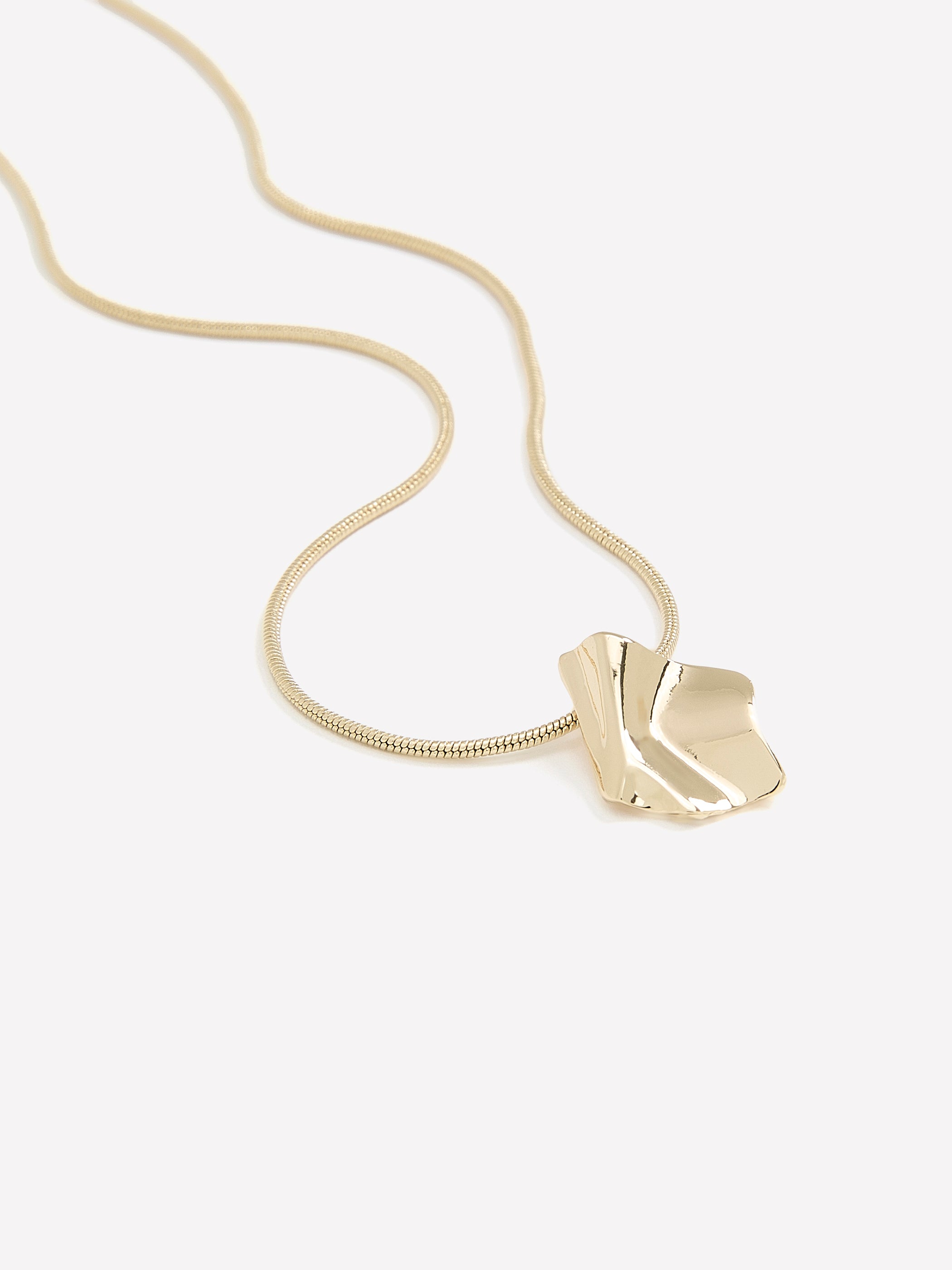 Collier court délicat avec pendentif martelé