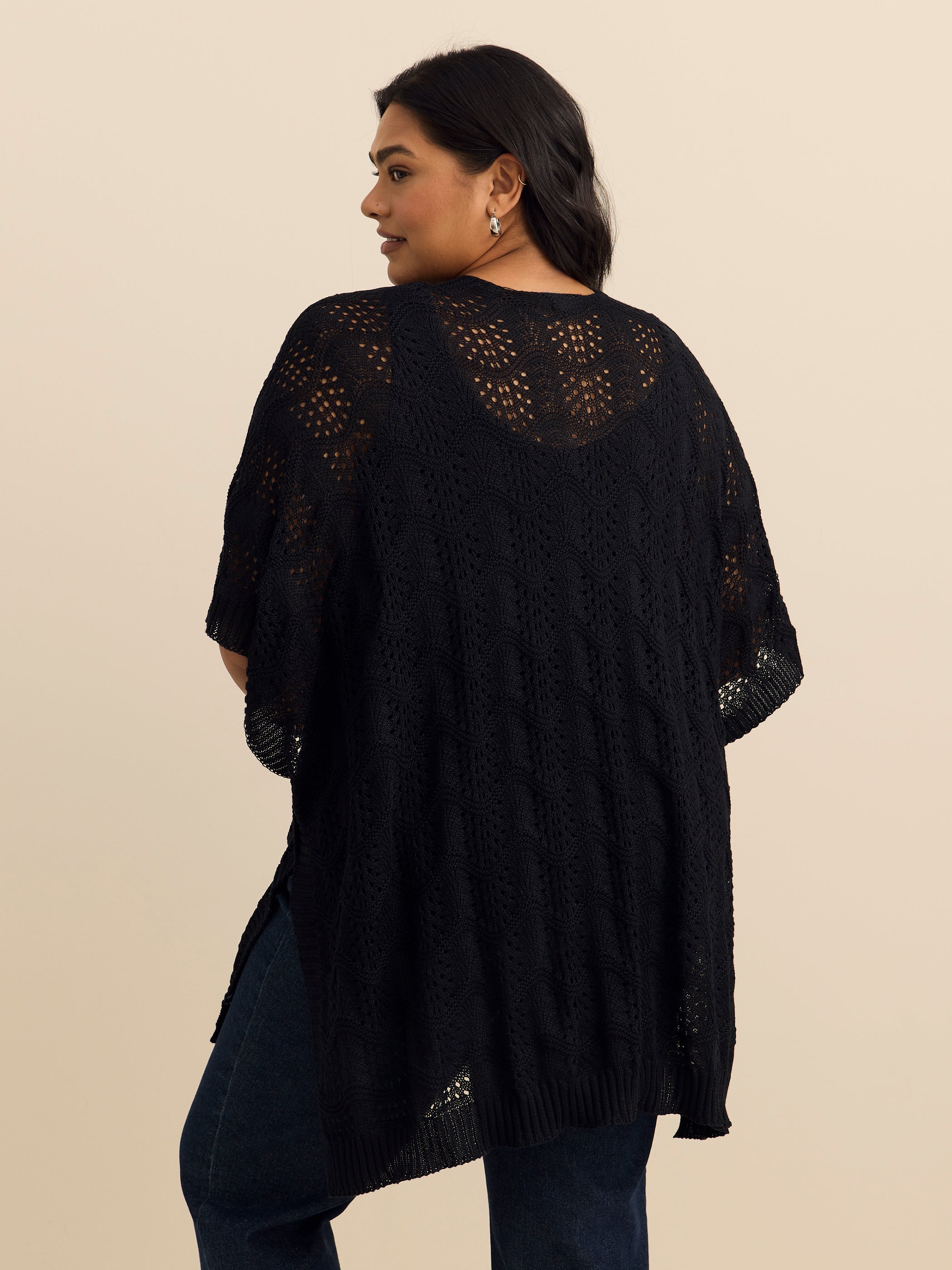 Cape noire à devant ouvert et mailles de fantaisie