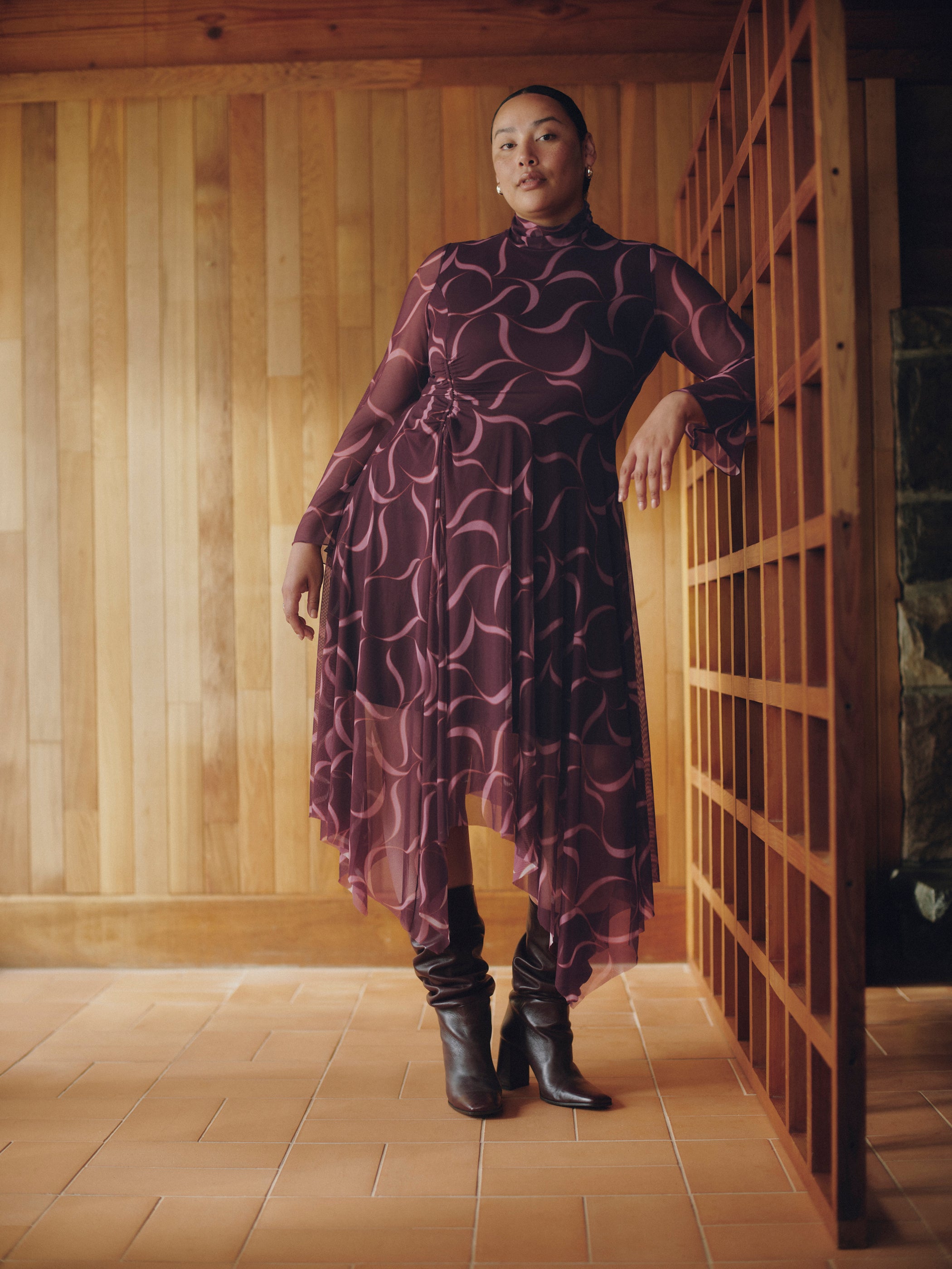 Robe mi-longue cintrée et évasée à motif de rubans avec col montant - Addition Elle