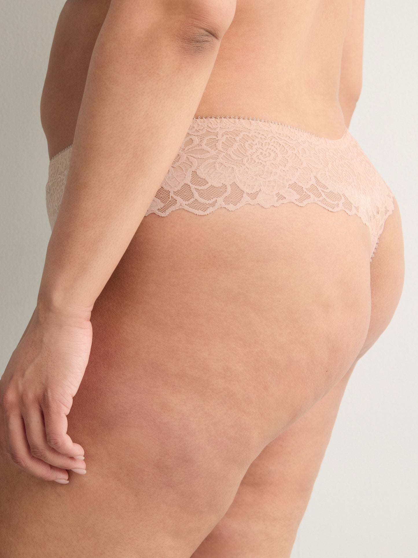 Essential Lace Thong - Déesse Collection