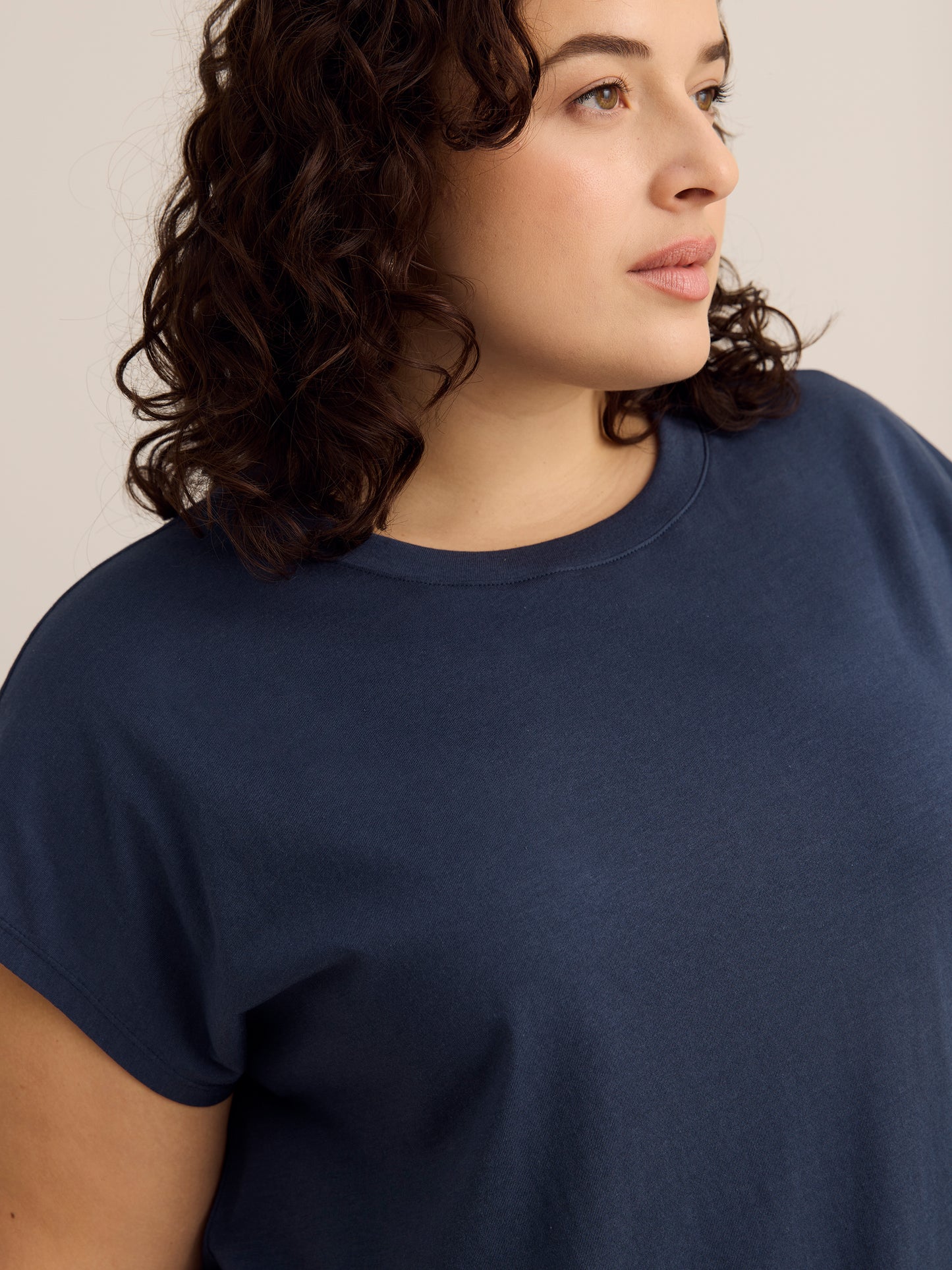 Haut à col rond et manches basses, coupe droite