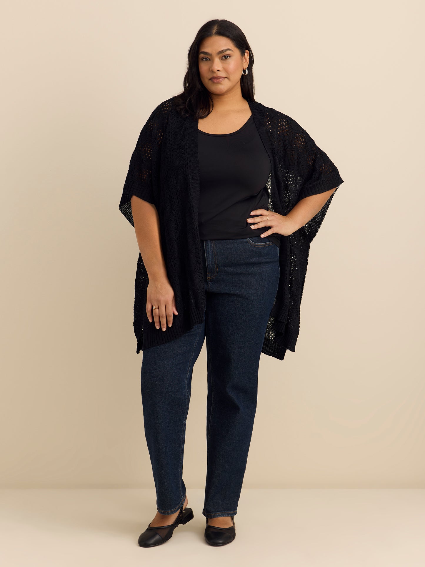 Cape noire à devant ouvert et mailles de fantaisie