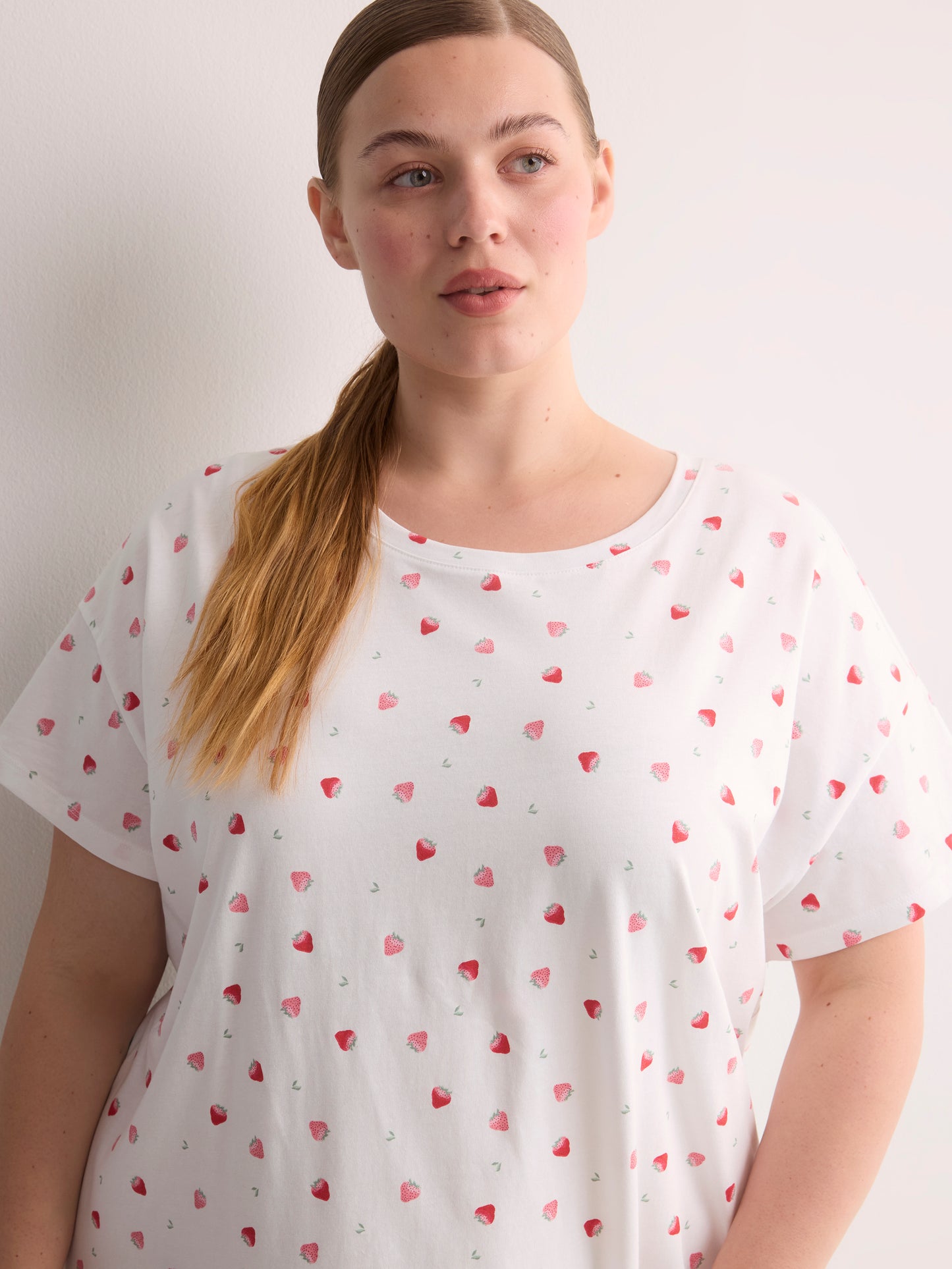 White Strawberry-Print Short-Sleeve Sleepshirt - ti Voglio