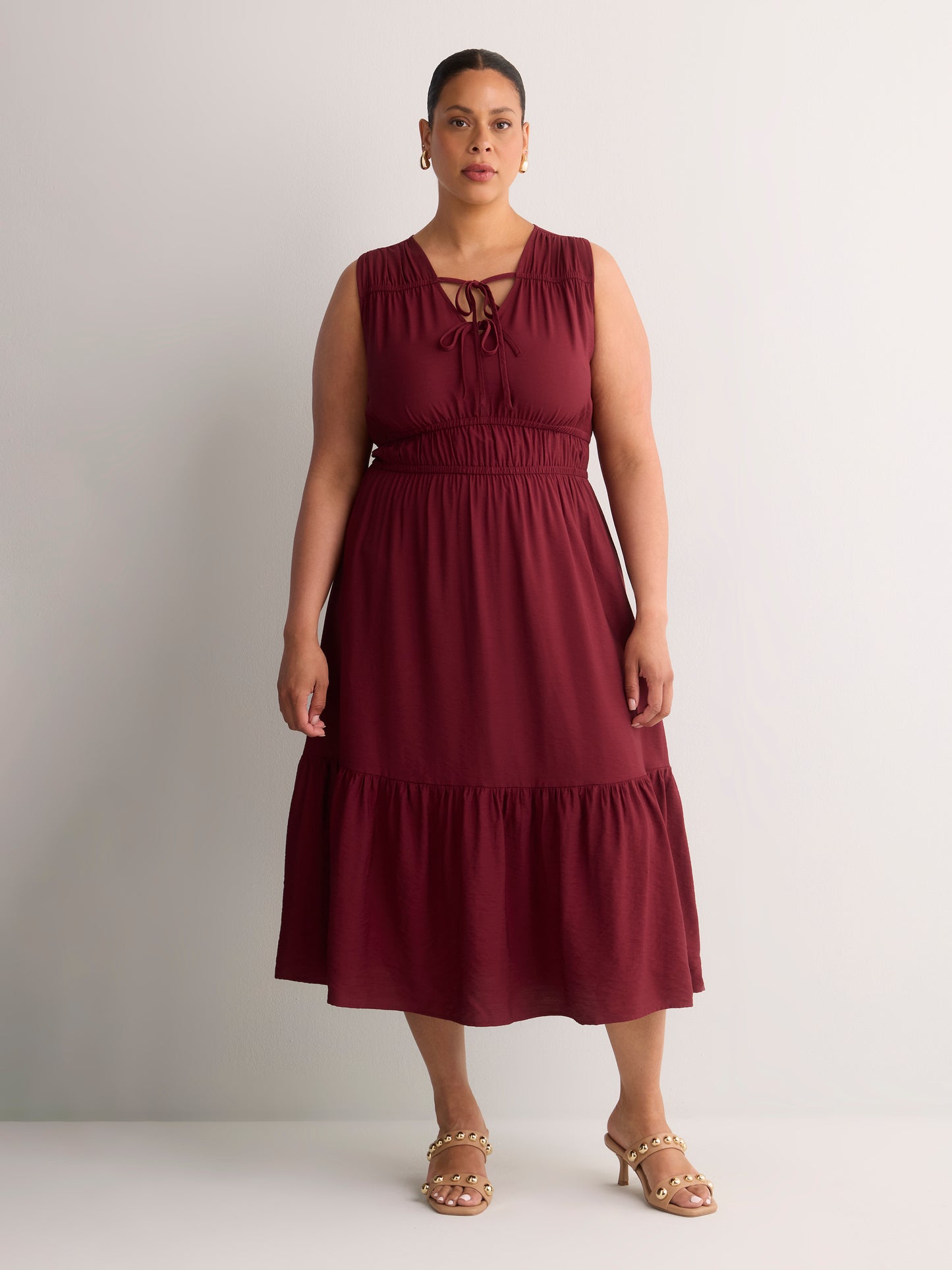 Robe longue rouge texturée sans manches à col en V et jupe à volant - Addition Elle