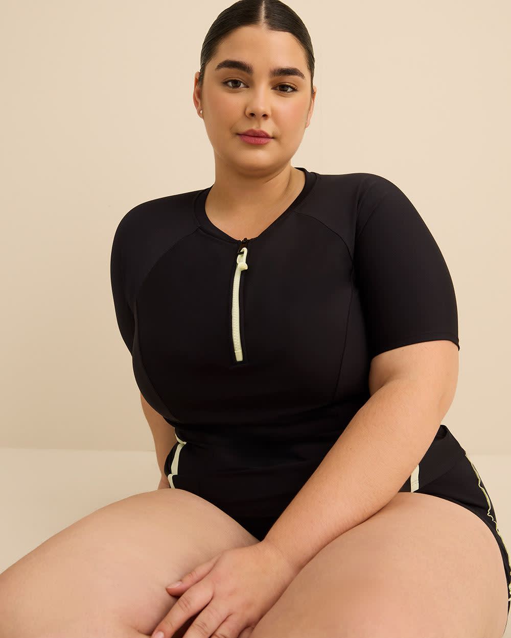 Maillot dermoprotecteur noir à manches courtes avec soutien-gorge intégré - Active Zone