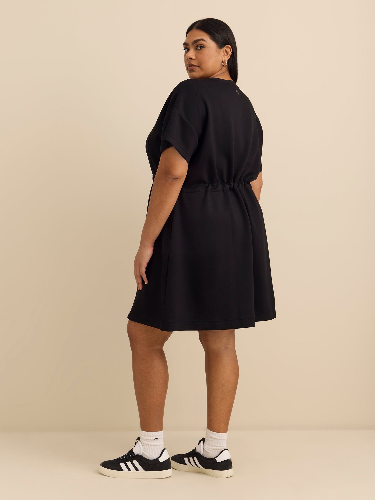 Robe à manches courtes à taille cintrée, tissu responsable - Active Zone