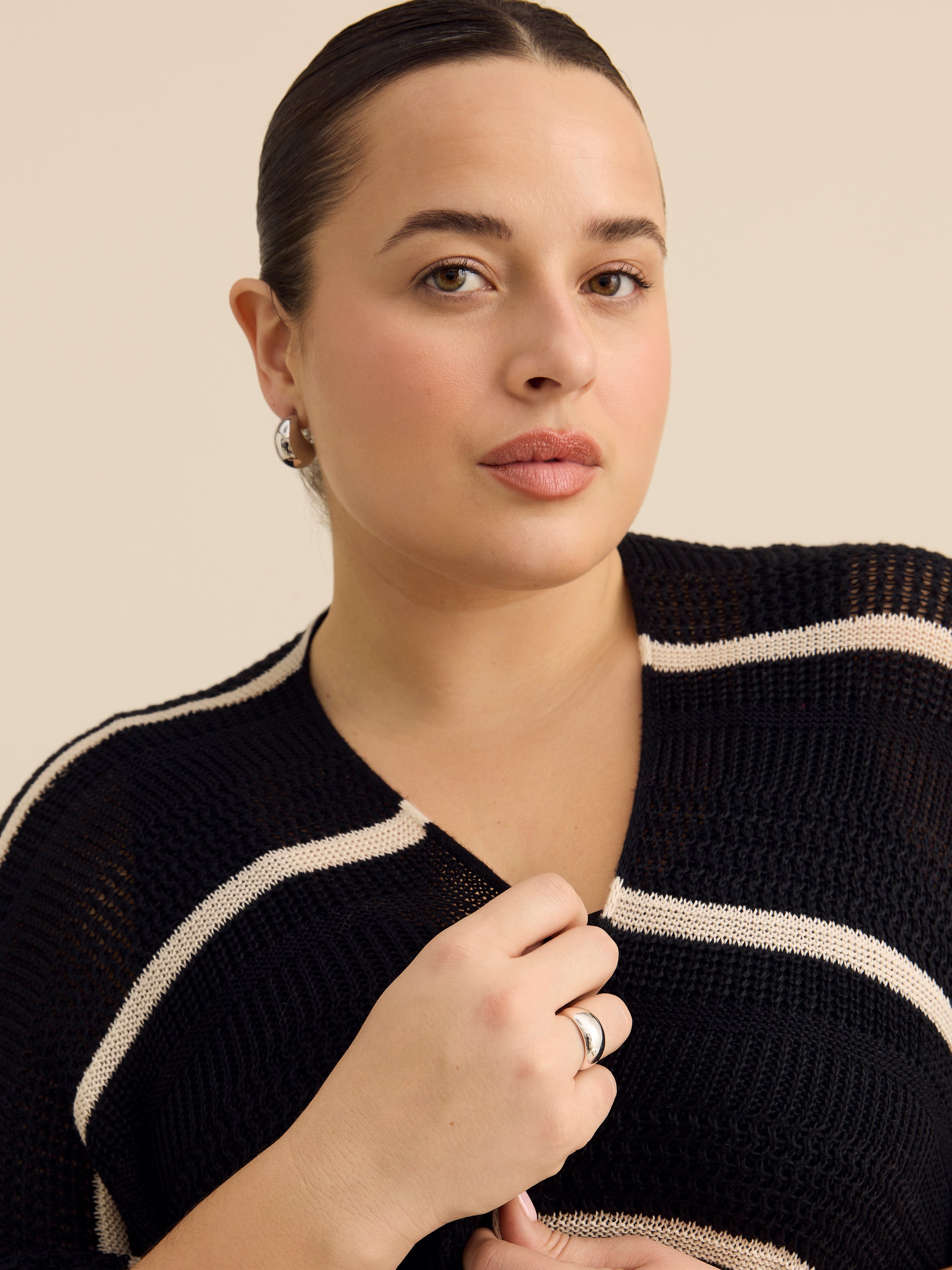 Cape noire à rayures blanches et devant ouvert