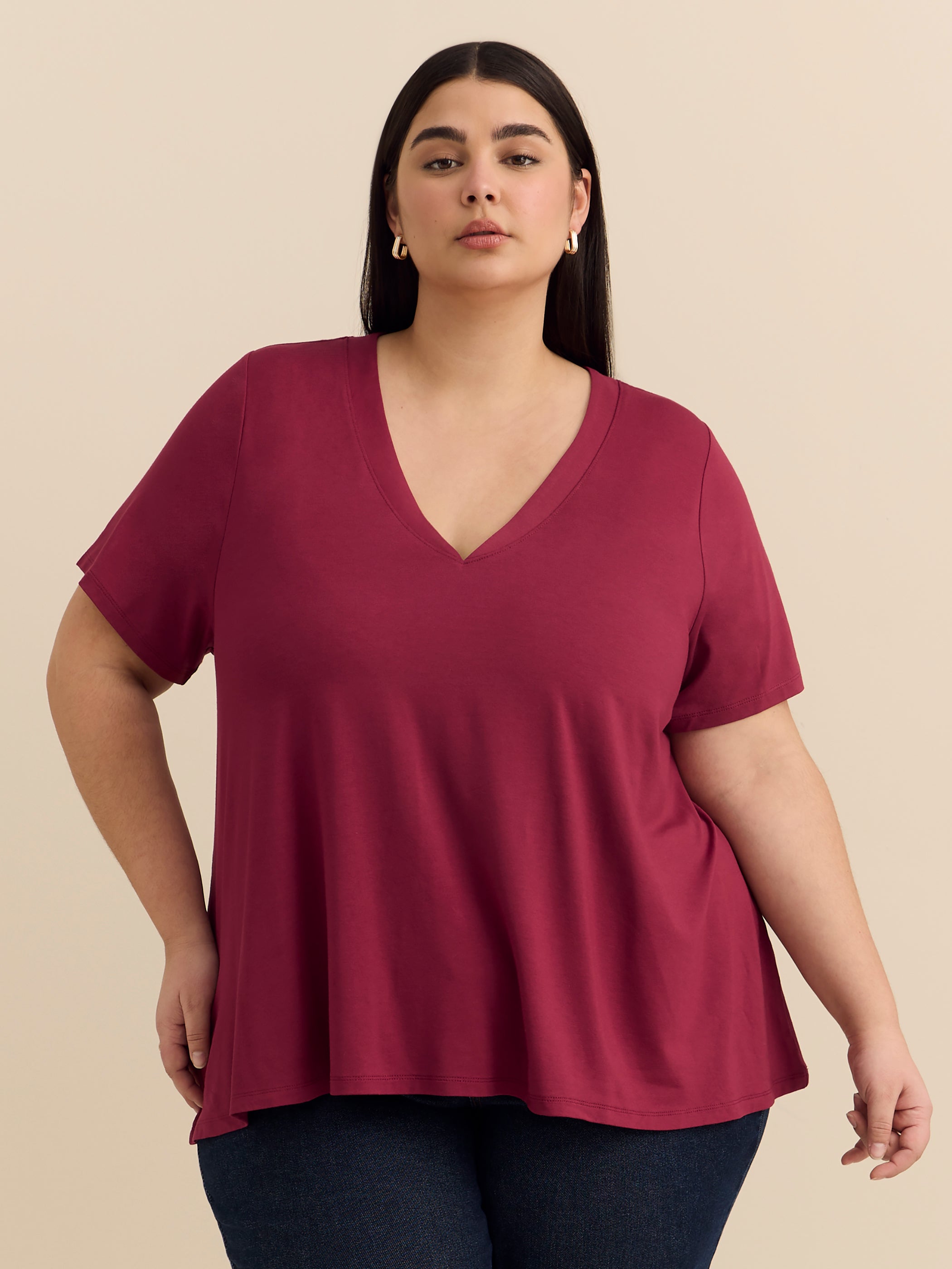 Haut évasé à manches courtes et encolure en V