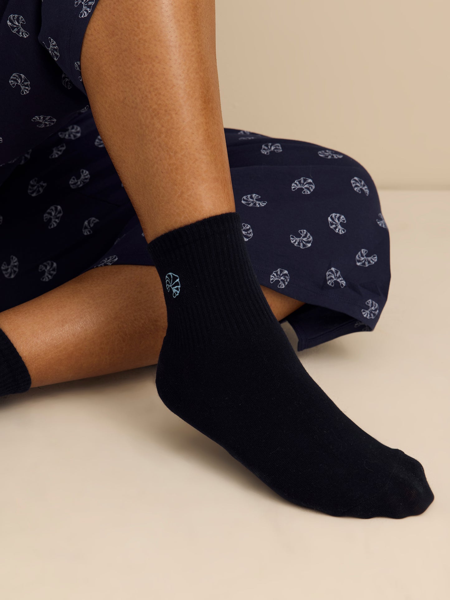 Chaussettes courtes bleues avec broderie de croissant