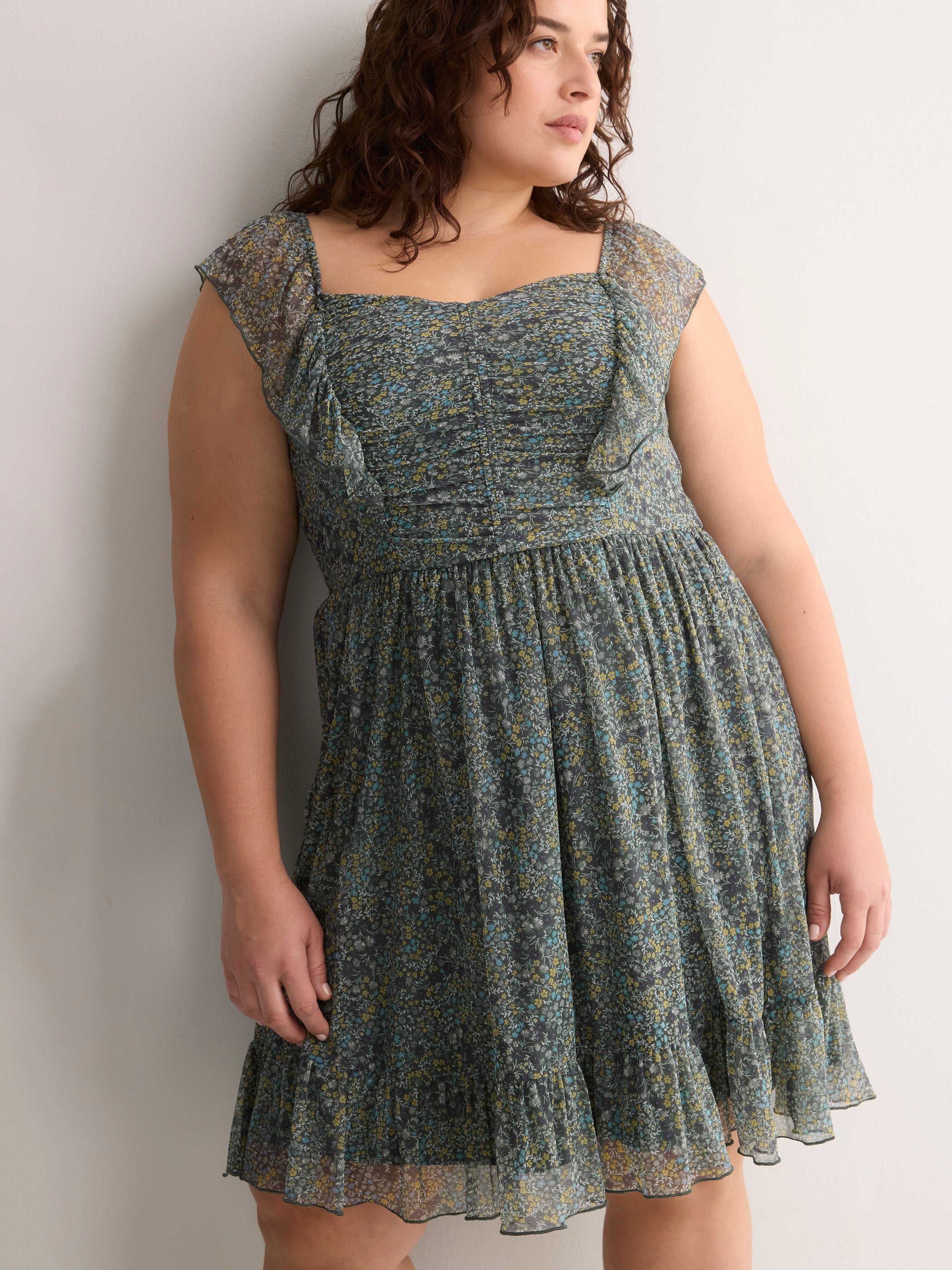 Robe cintrée et évasée à manches courtes à volants