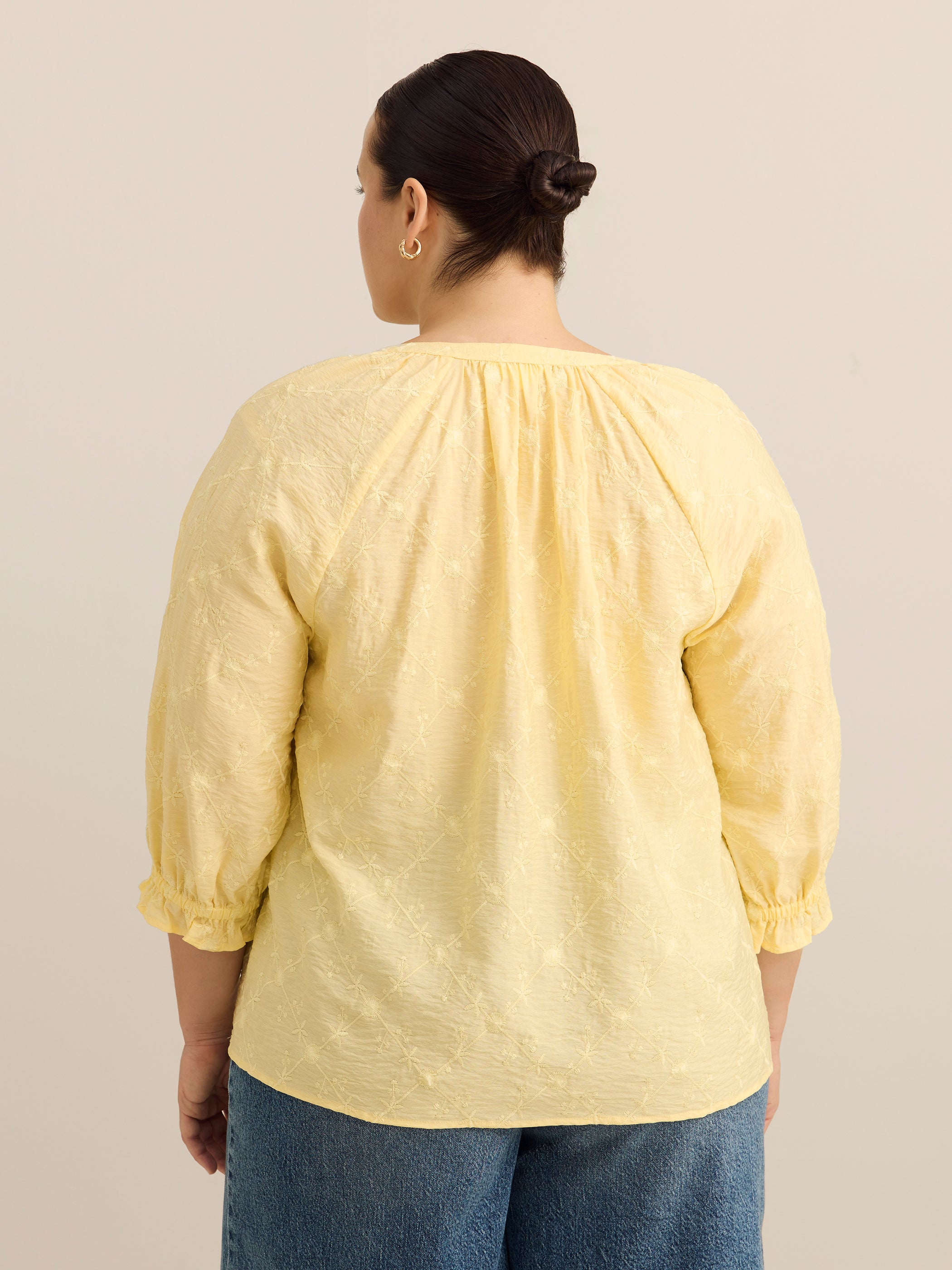 Blouse évasée avec encolure fendue à volants