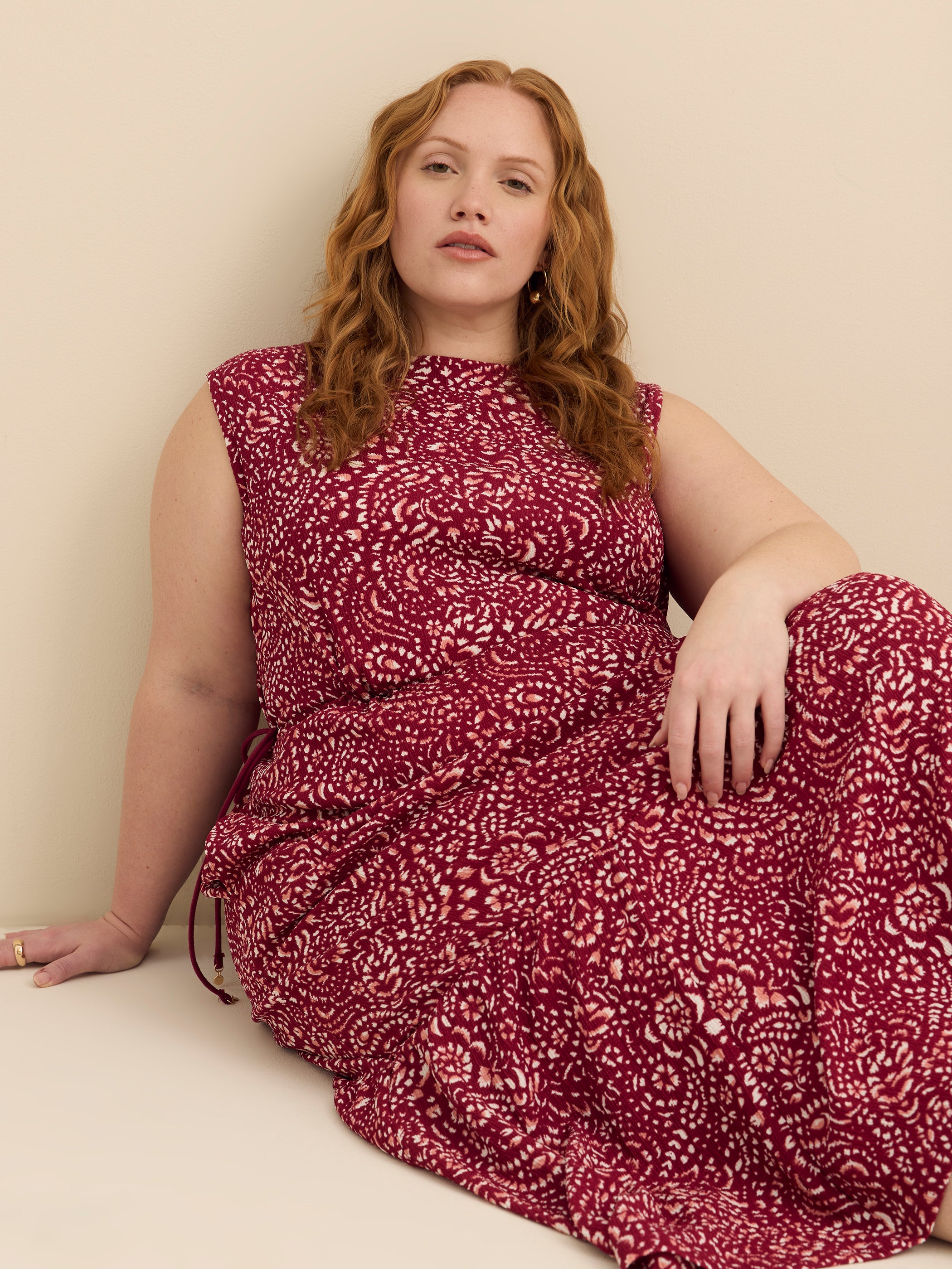 Robe imprimée sans manches à col rond avec jupe à volants