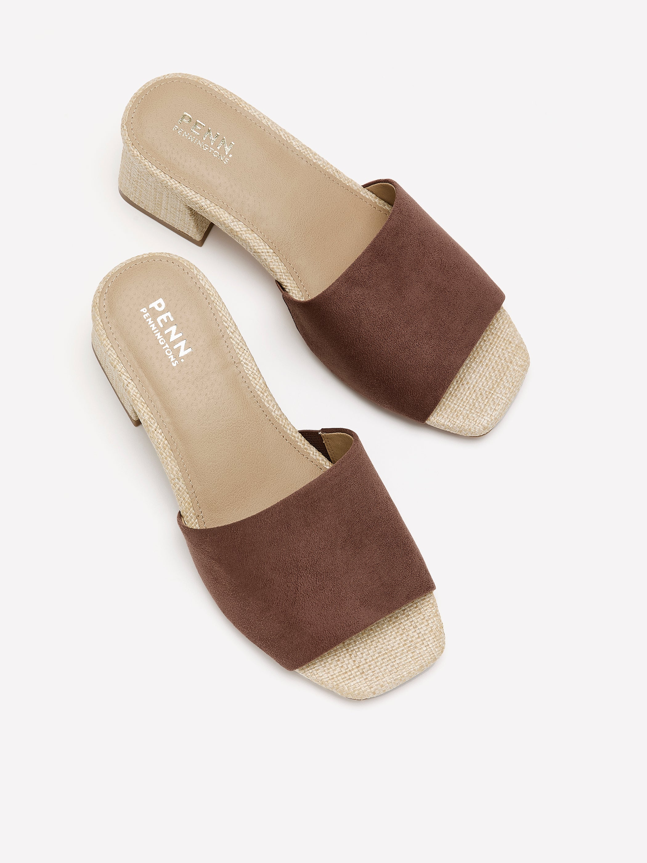 Sandale à une bride en faux suède avec talon bloc, pied très large