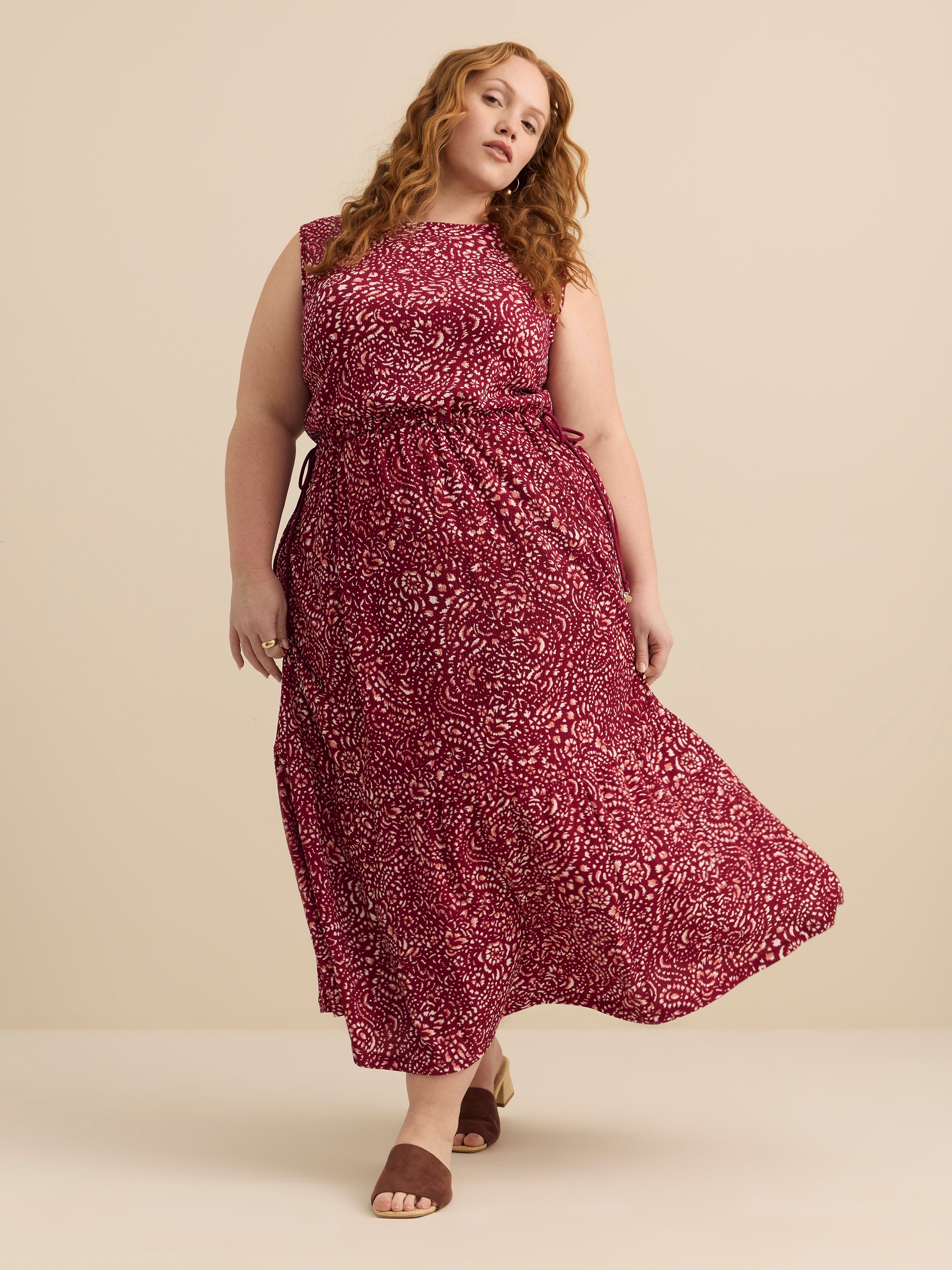 Robe imprimée sans manches à col rond avec jupe à volants