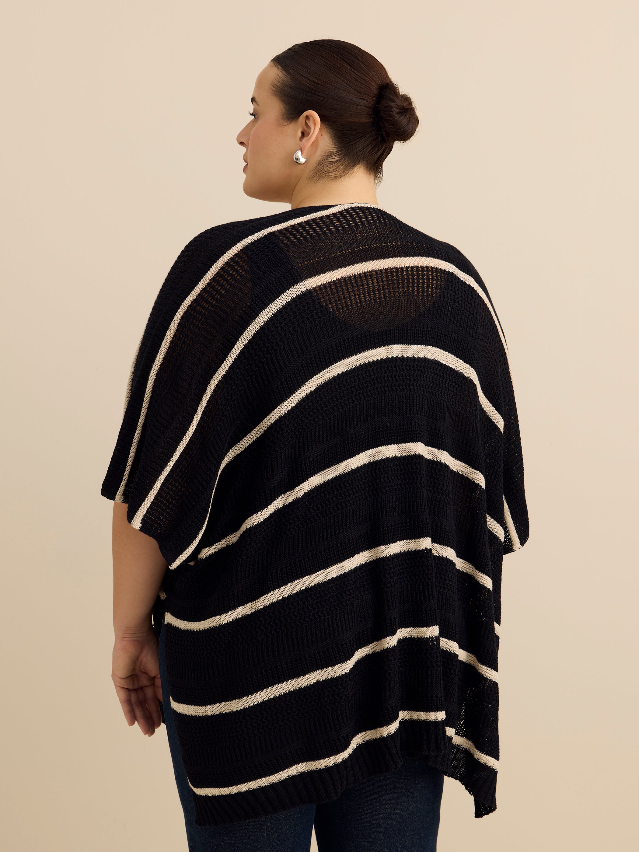 Cape noire à rayures blanches et devant ouvert