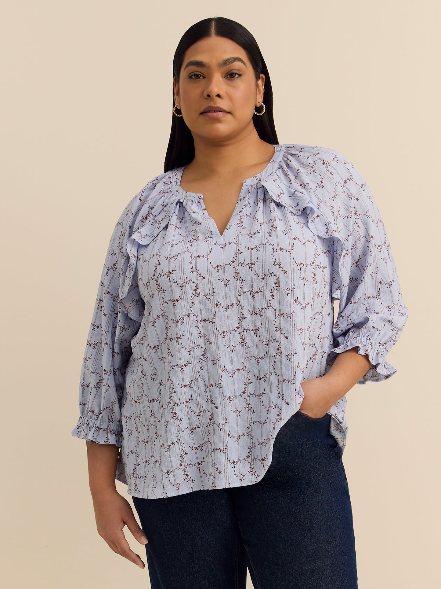 Blouse évasée fleurie à rayures avec encolure fendue et volants