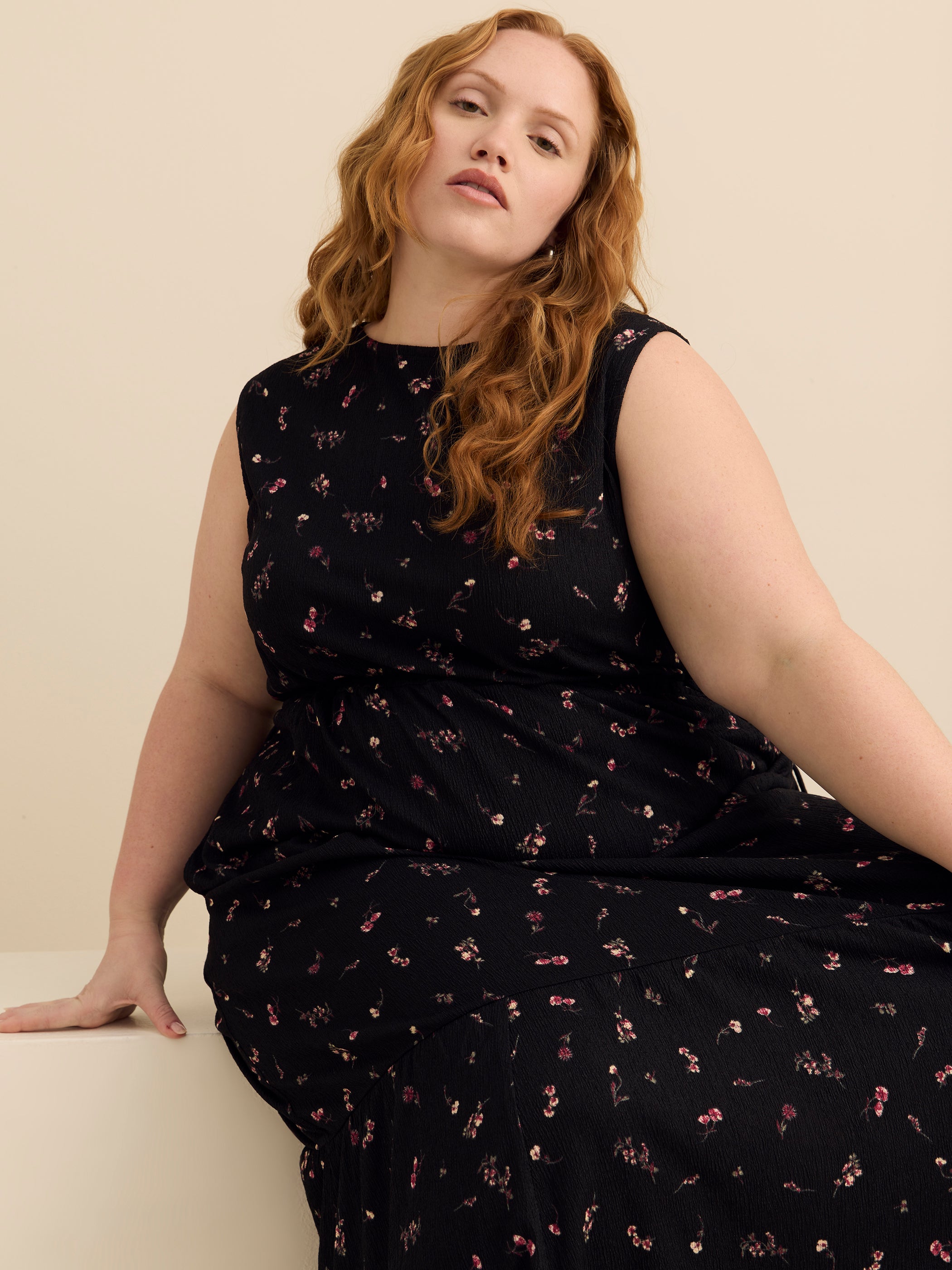 Robe imprimée sans manches à col rond avec jupe à volants