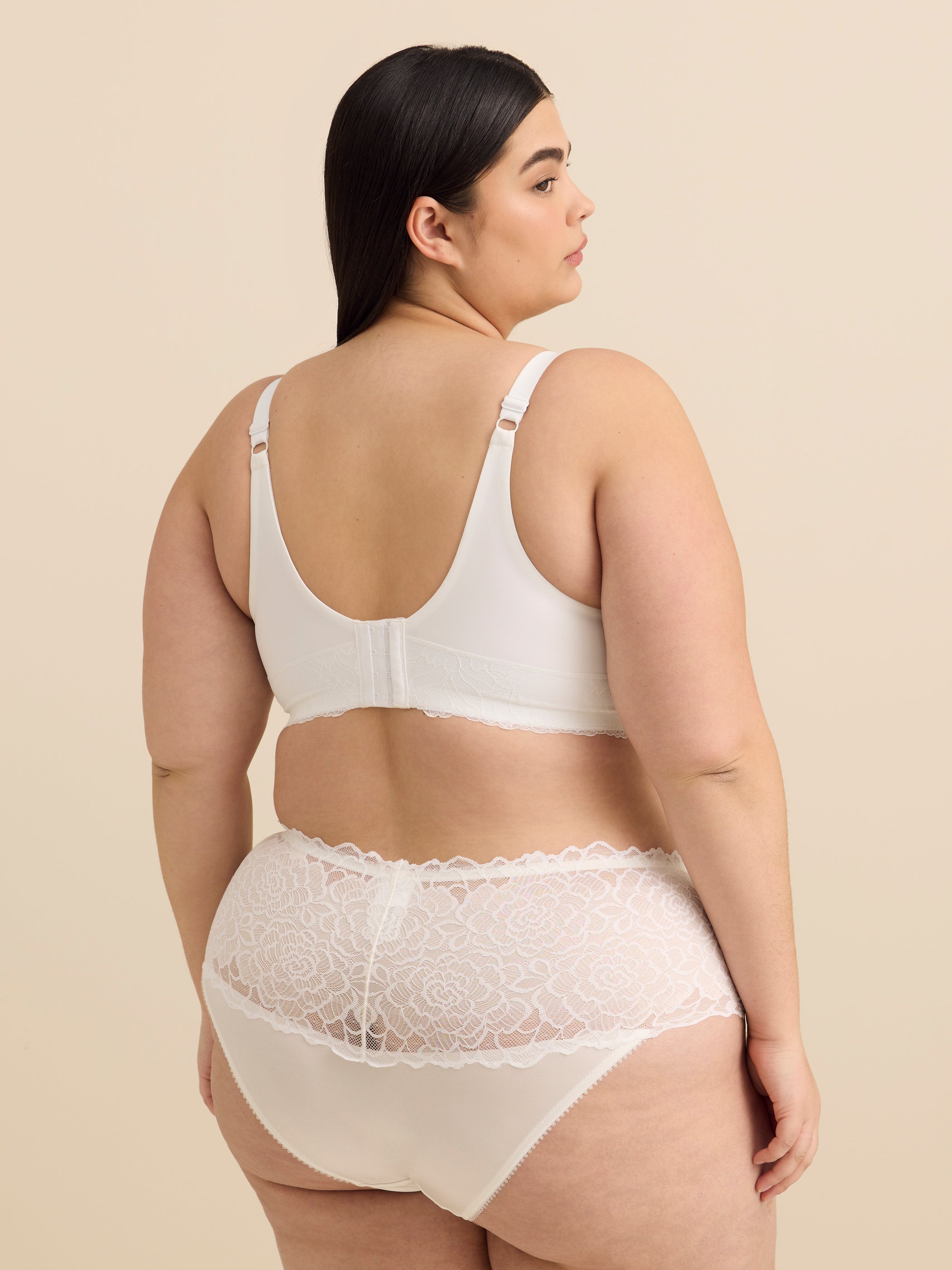 Wireless Plunge Bra with Lace - Déesse Collection