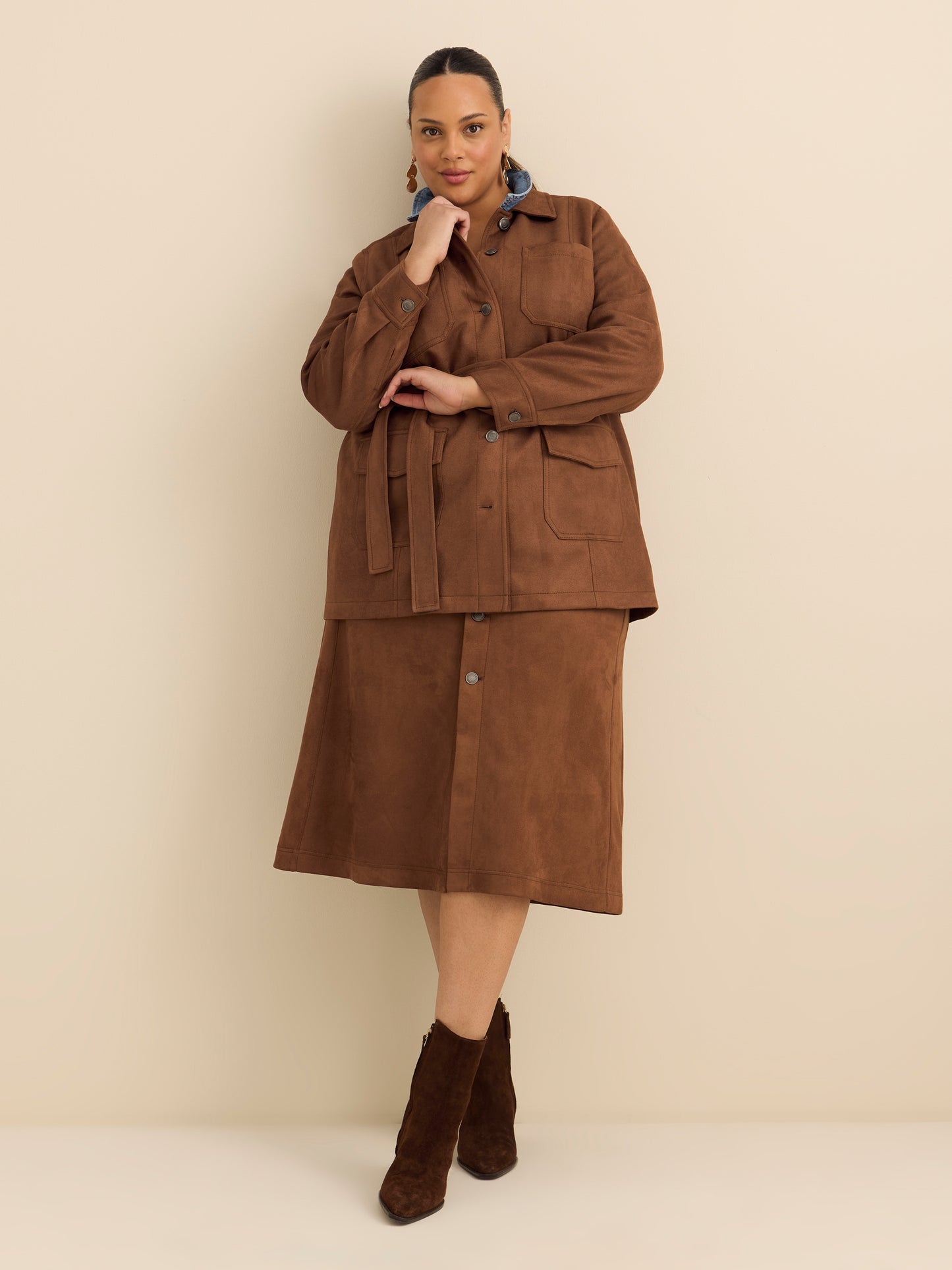 Jupe boutonnée mi-longue en faux suède marron