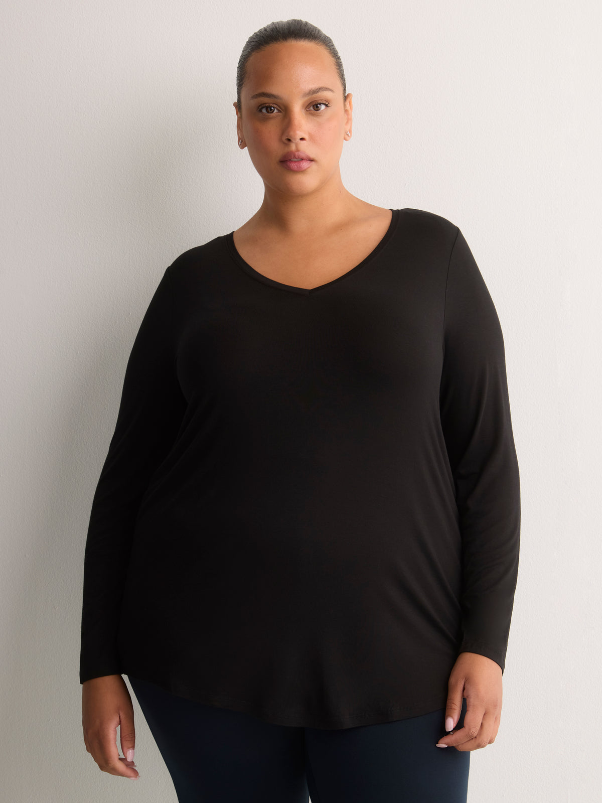 Long Black Modern-Fit Tee - PENN. Essentials