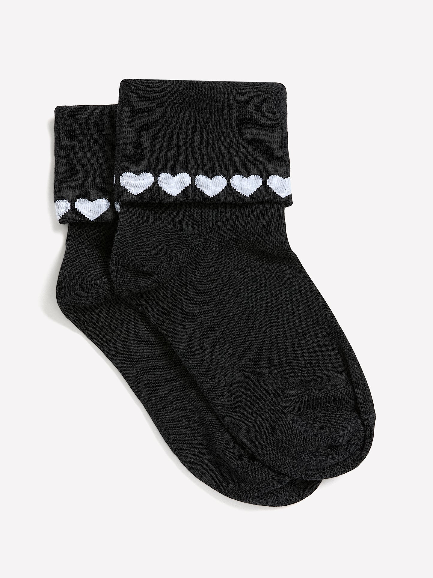Chaussettes courtes noires avec rebord replié orné de coeurs