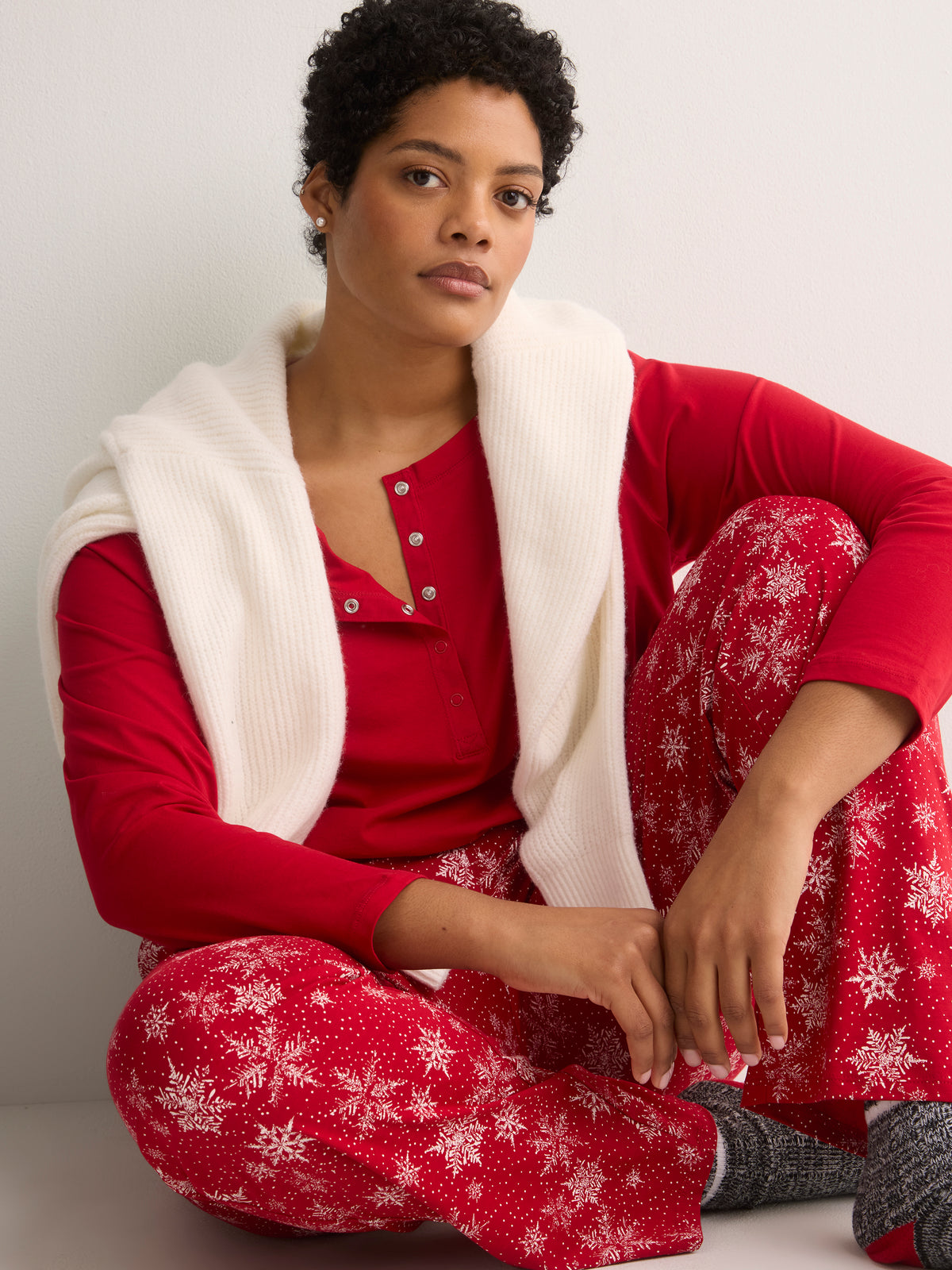 Red Snowflake Henley Tee and Straight Pant Pyjama Set - tiVOGLIO