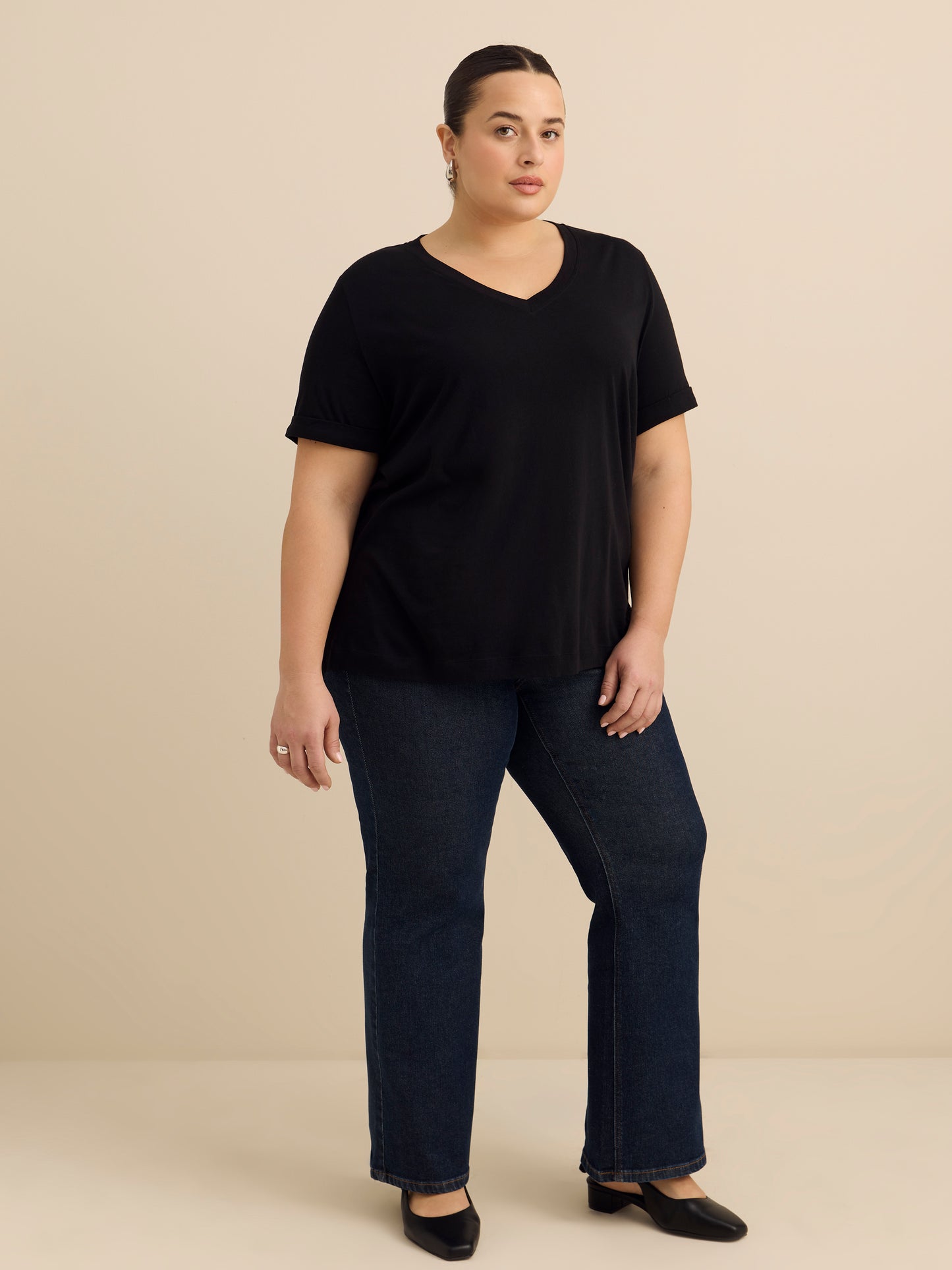 T-shirt avec col en V, coupe boyfriend, tissu responsable