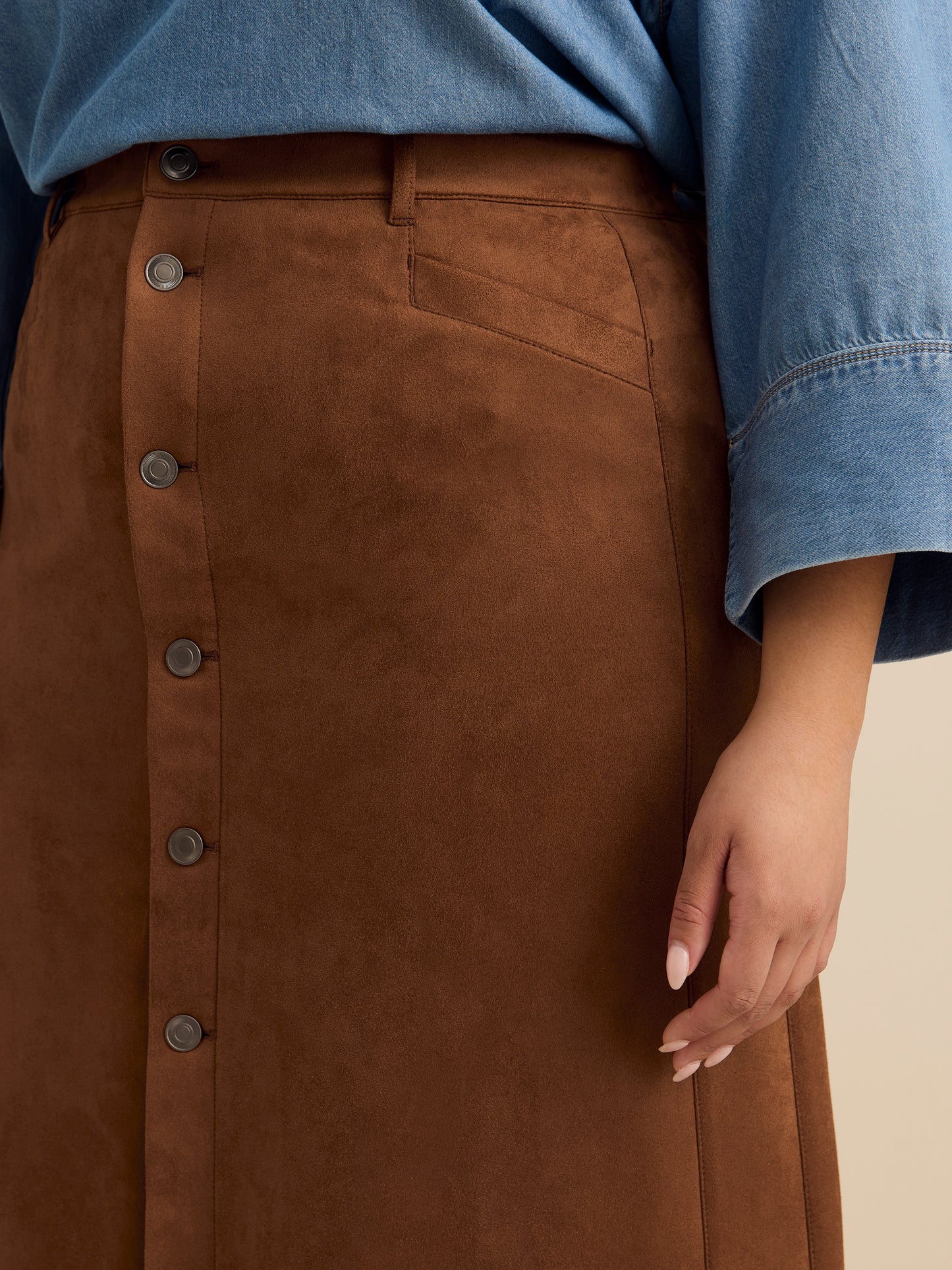 Jupe boutonnée mi-longue en faux suède marron