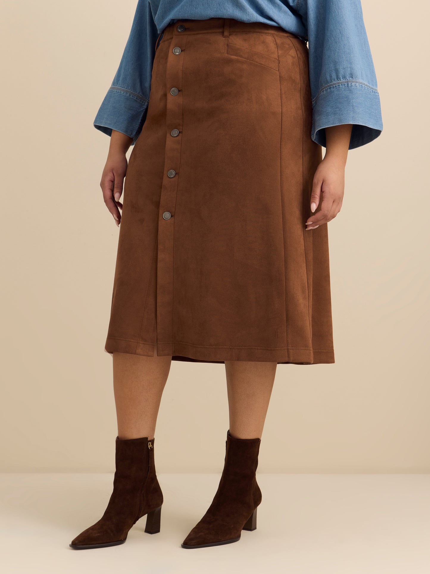 Jupe boutonnée mi-longue en faux suède marron