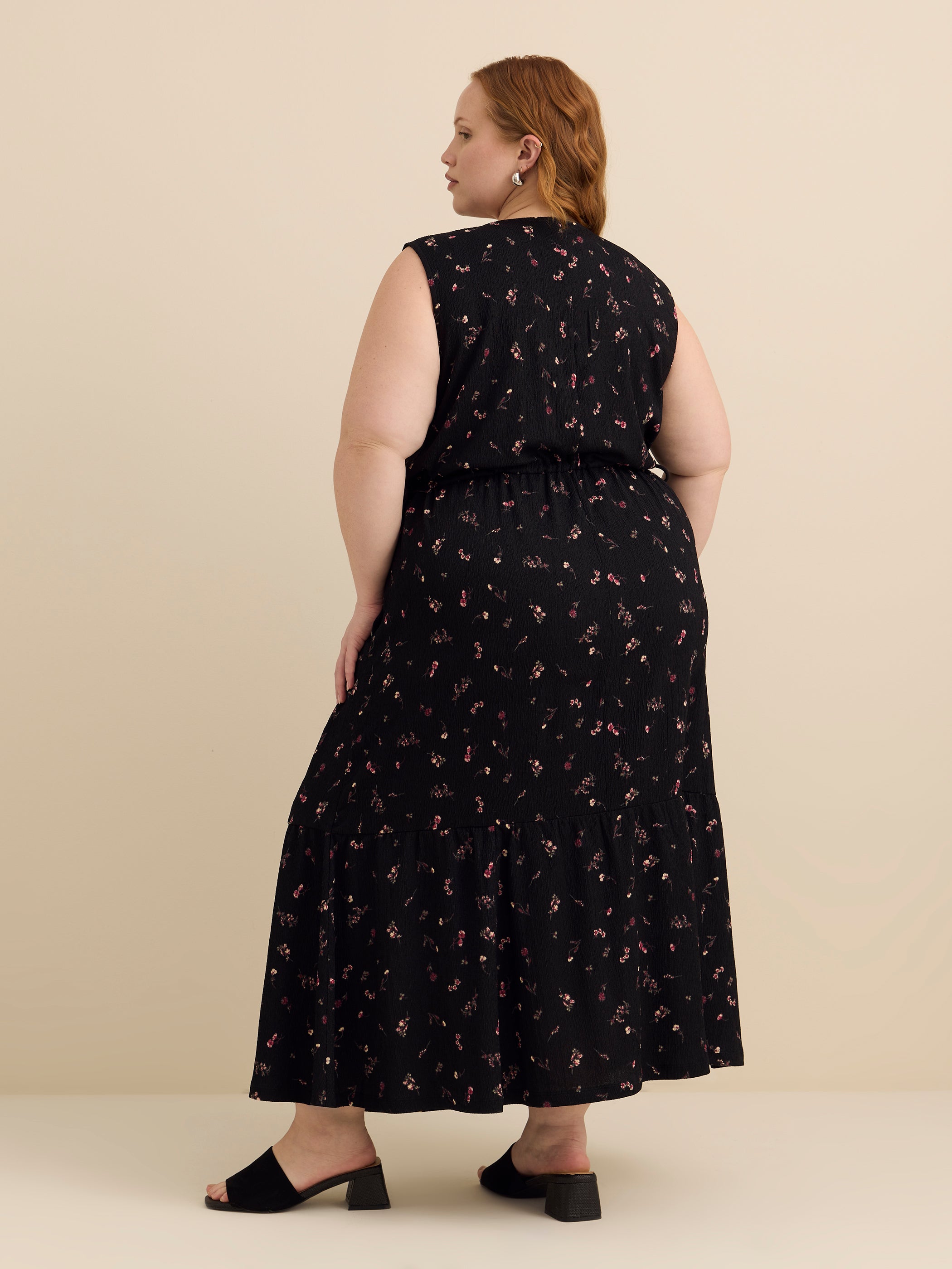 Robe imprimée sans manches à col rond avec jupe à volants