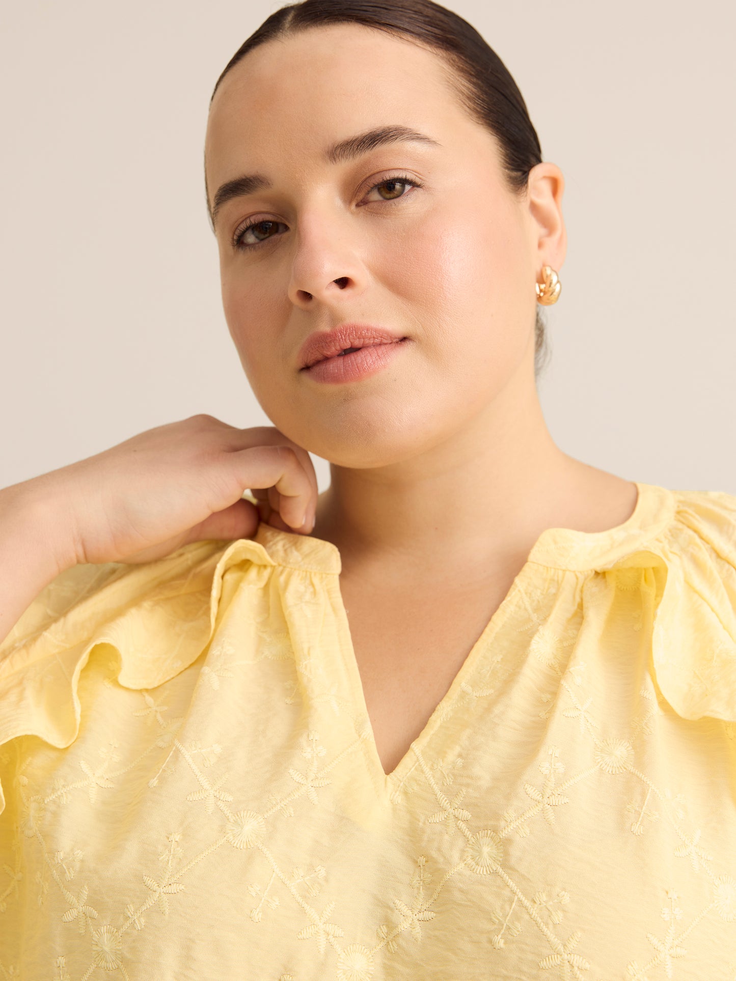 Blouse évasée avec encolure fendue à volants