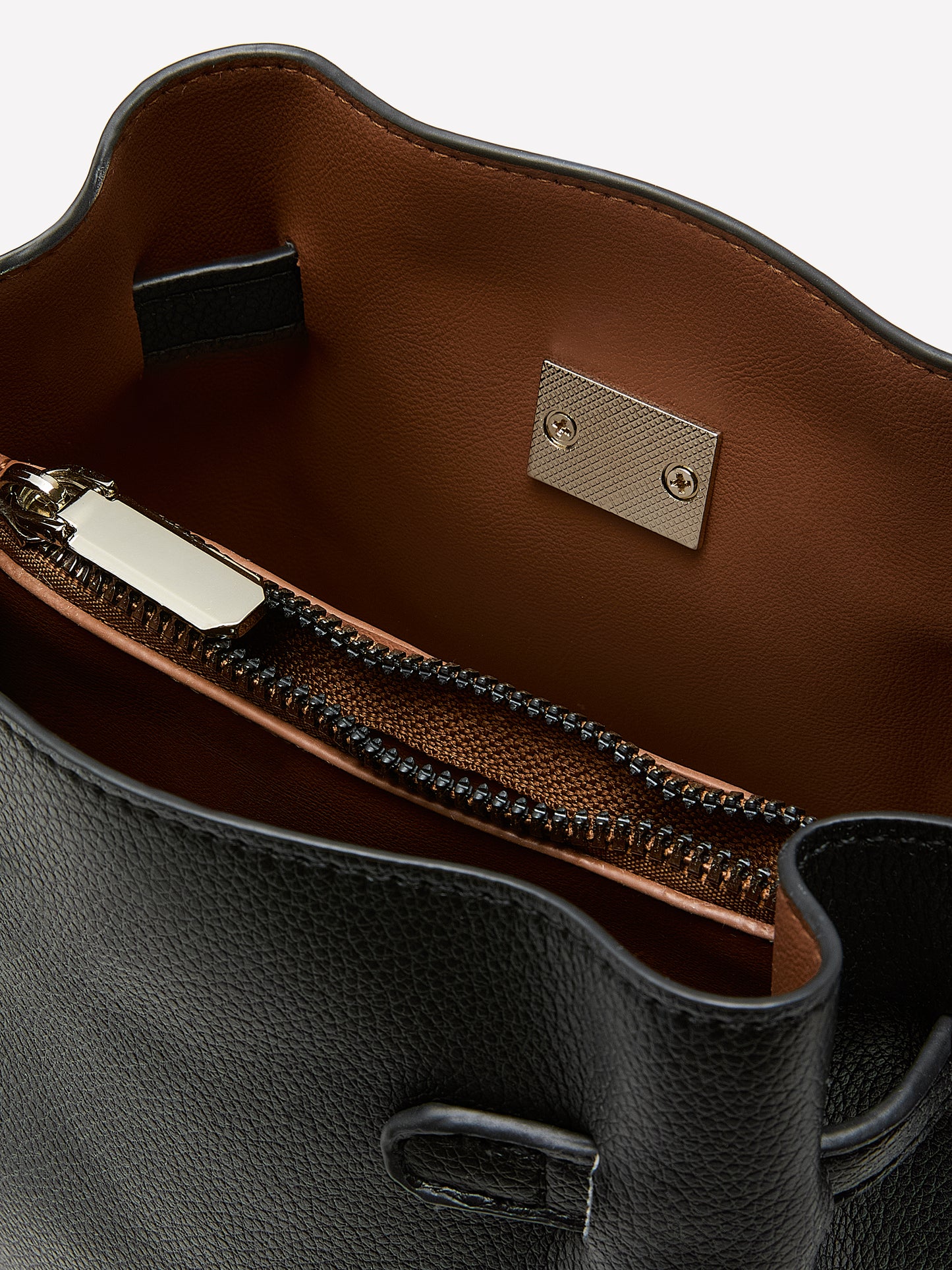 Sac seau en faux cuir noir métallique