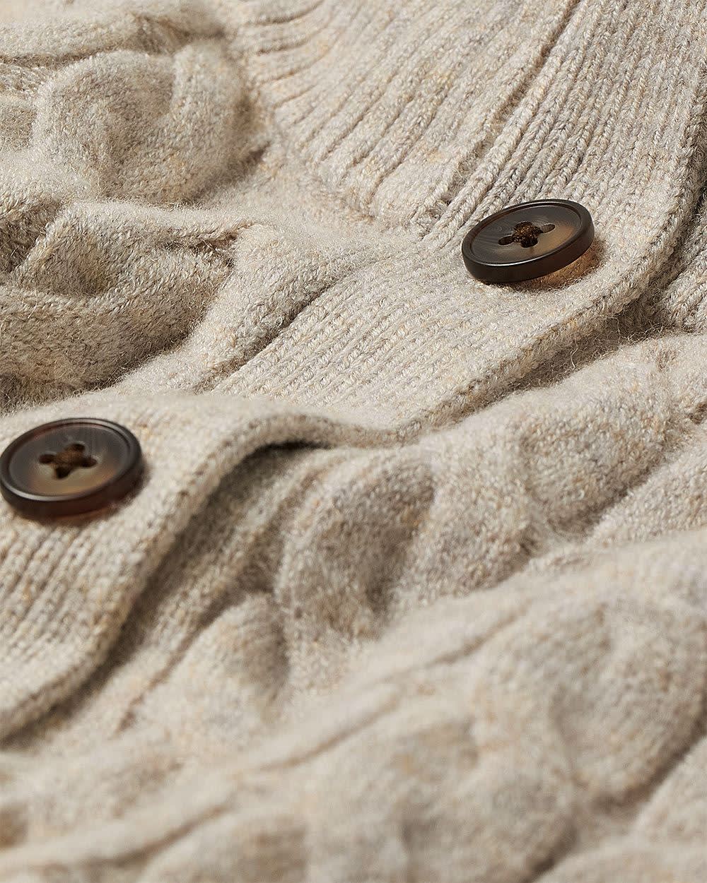 Pull en tricot à mailles torsadées et col boutonné