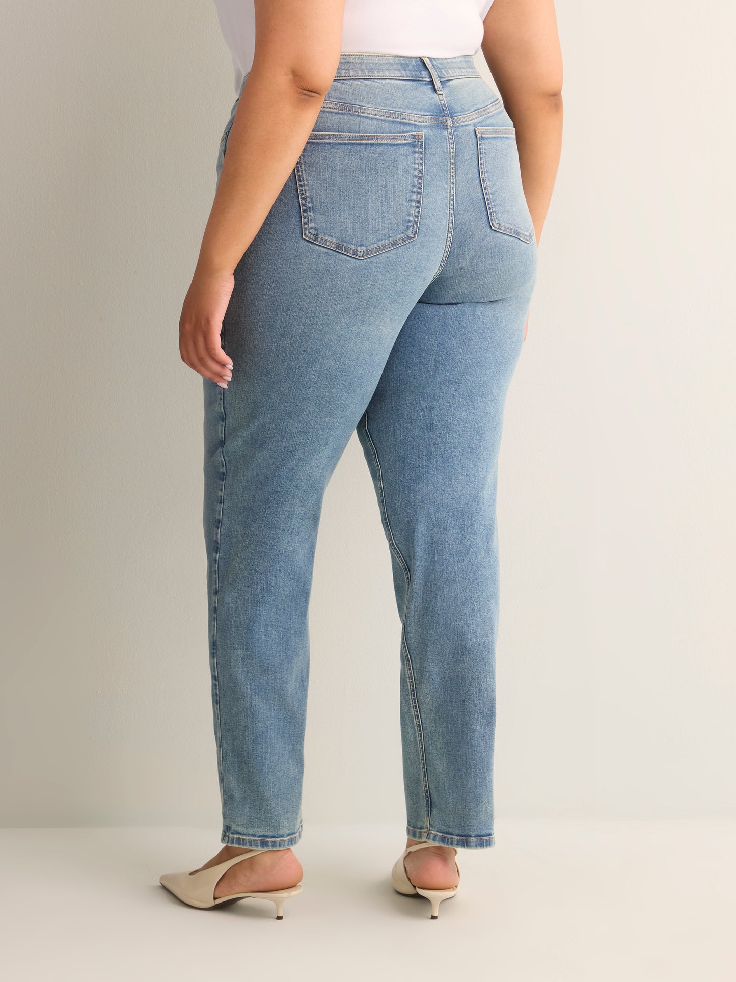 Classic-Fit Straight-Leg Mid-Rise Jean with Tummy Control - d/C JEANS