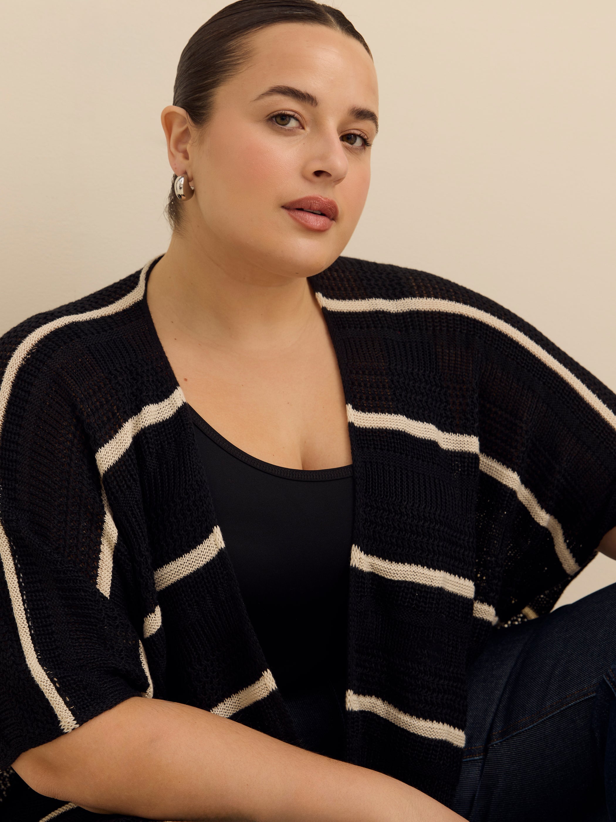 Cape noire à rayures blanches et devant ouvert