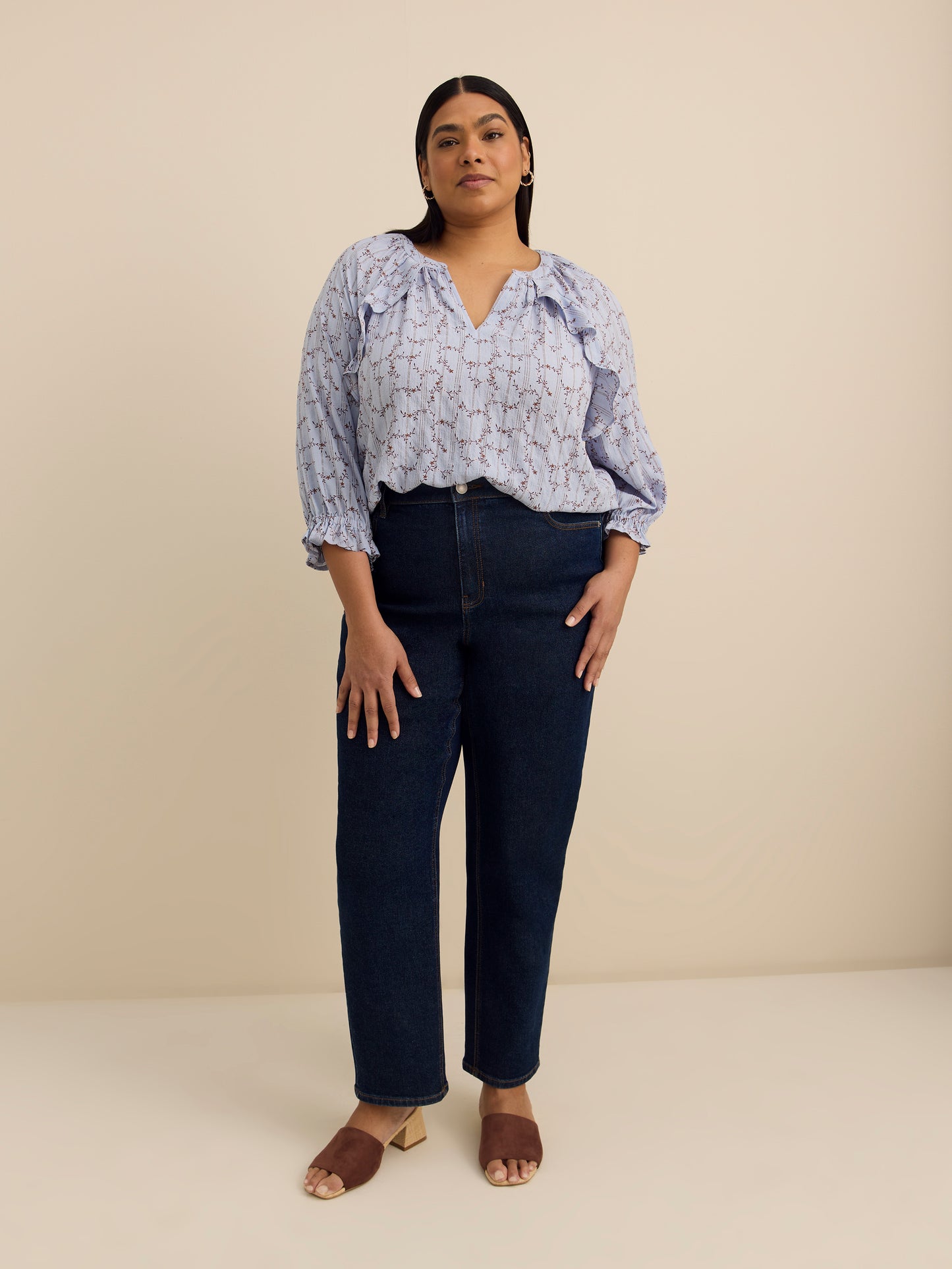 Blouse évasée fleurie à rayures avec encolure fendue et volants