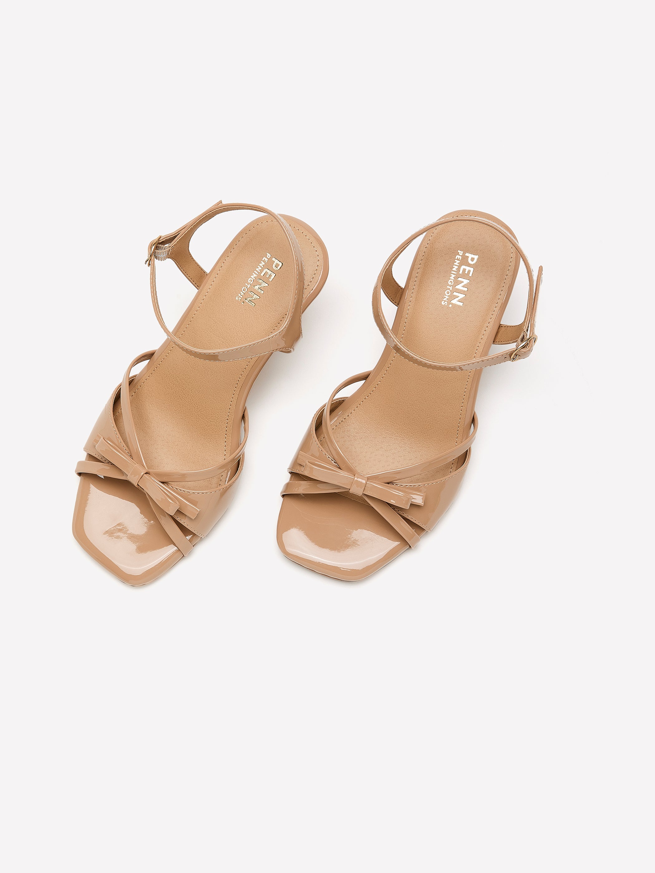 Sandale en faux cuir à talon bobine avec boucle, pied très large