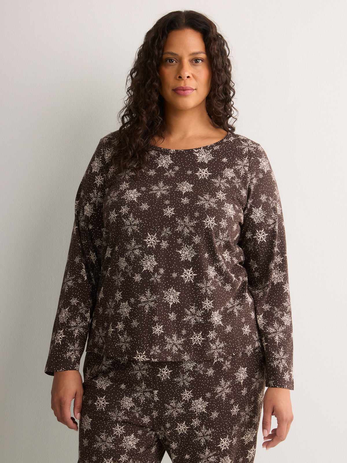 Brown Snowflake Long-Sleeve Tee and Jogger Pant Pyjama Set - tiVOGLIO
