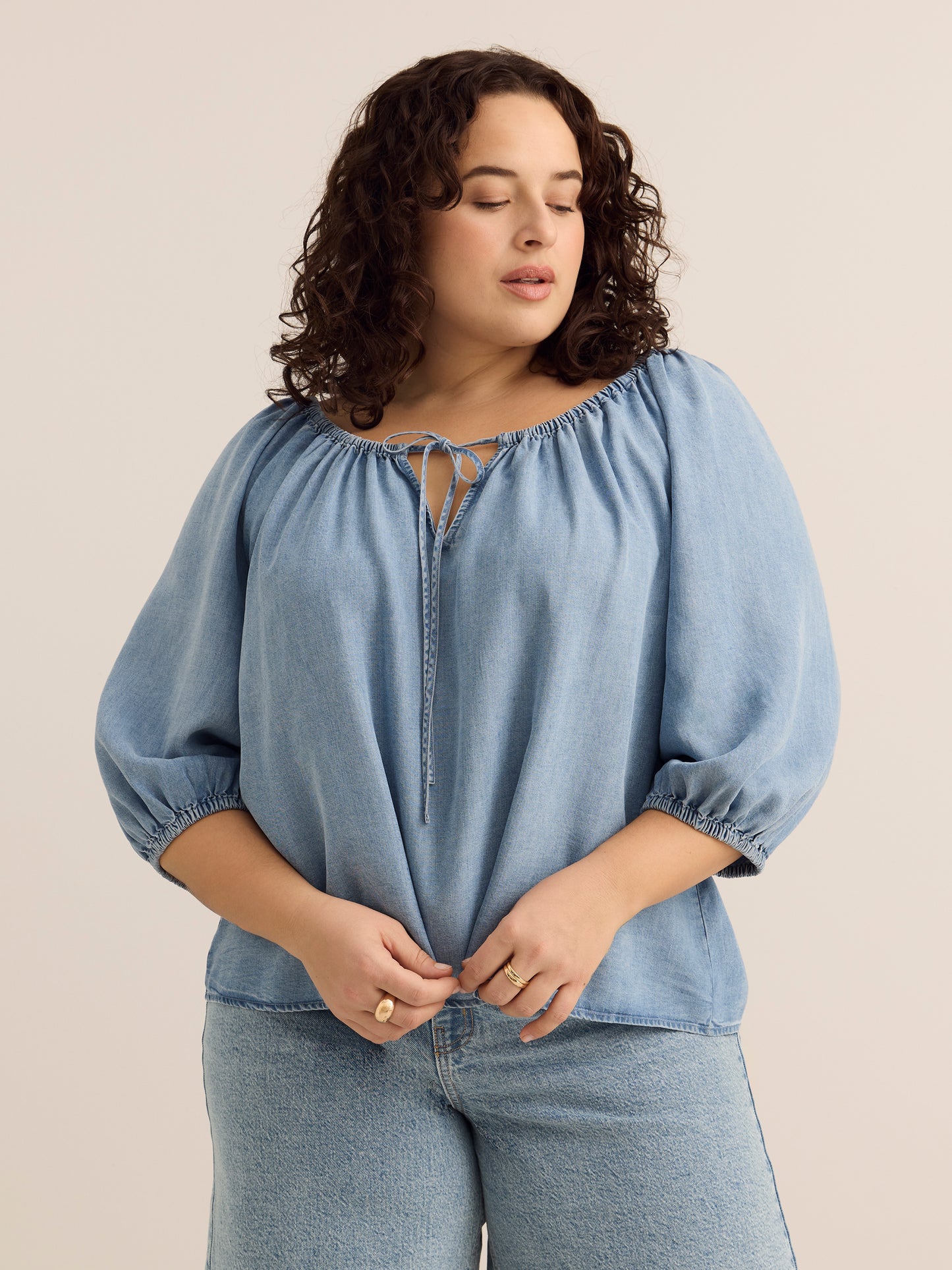 Blouse à encolure dégagée et légèrement évasée en Tencel avec fronces