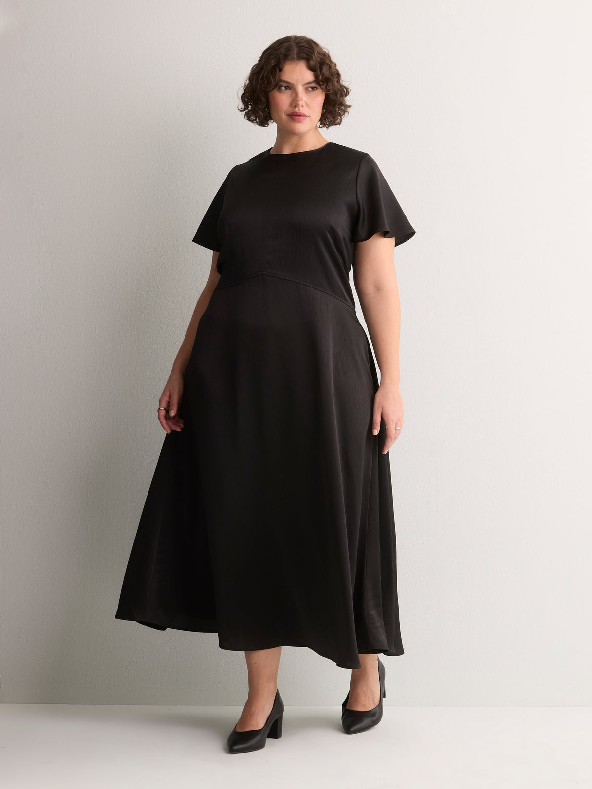Robe longue cintrée et évasée en satin noir - Addition Elle