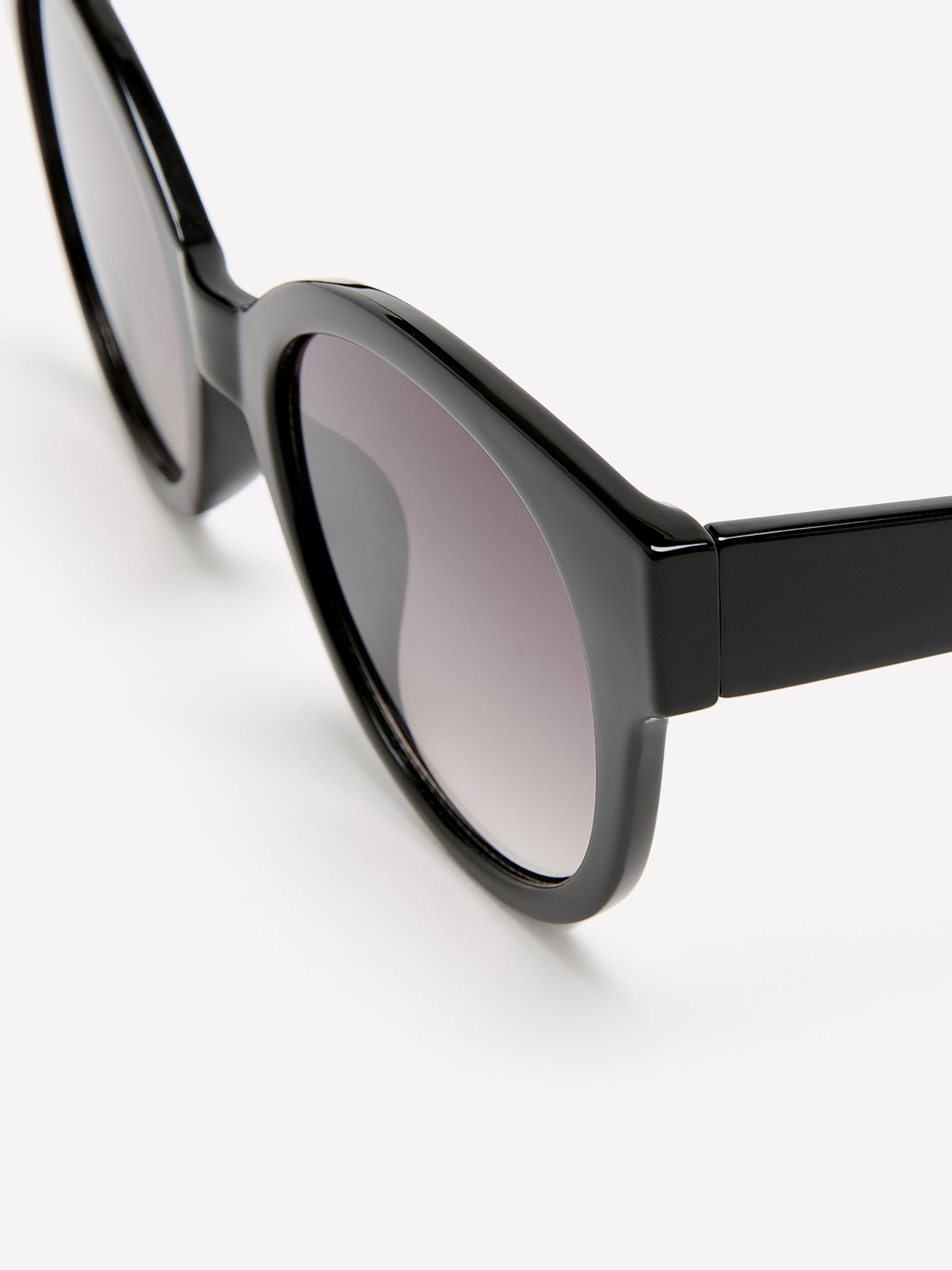 Black Round-Shape Sunglasses