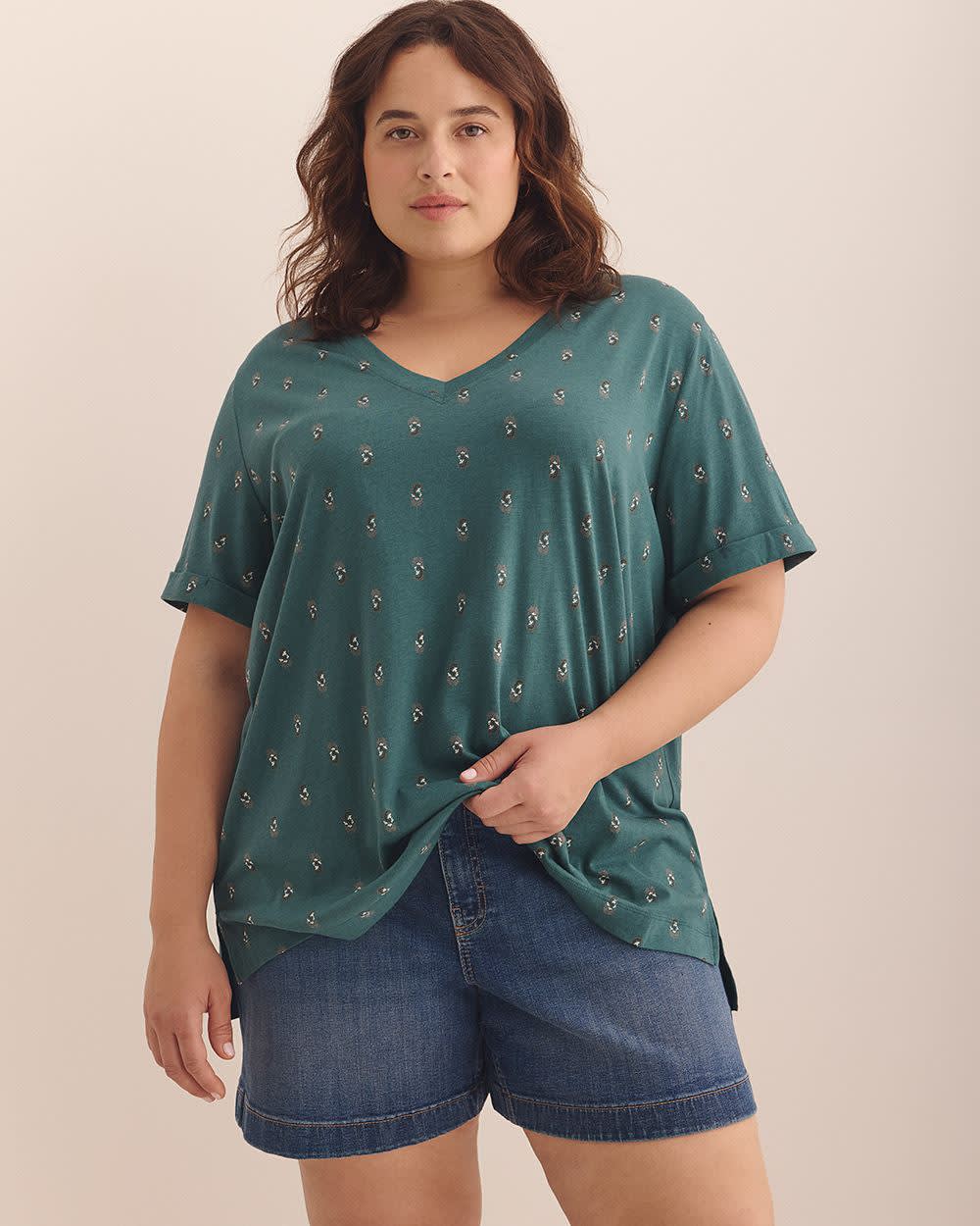 Boyfriend-Fit V-Neck T-Shirt - PENN. Essentials