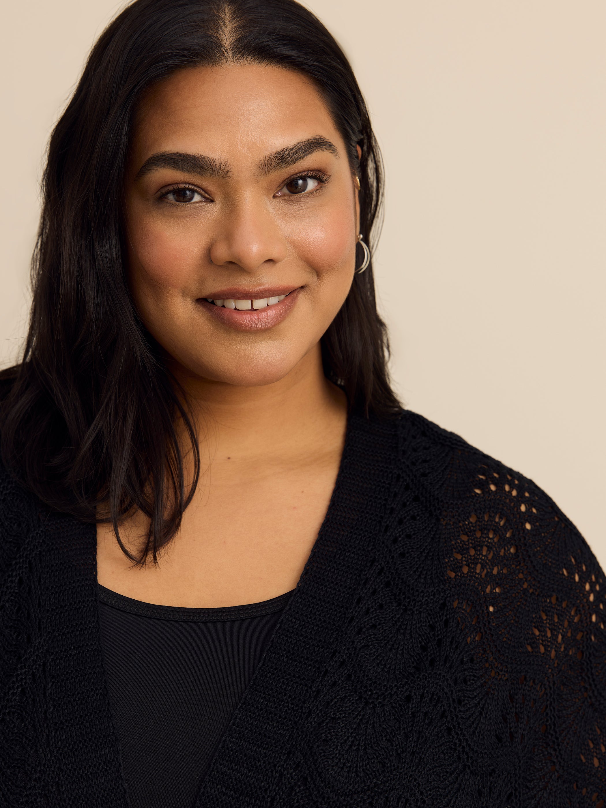 Cape noire à devant ouvert et mailles de fantaisie