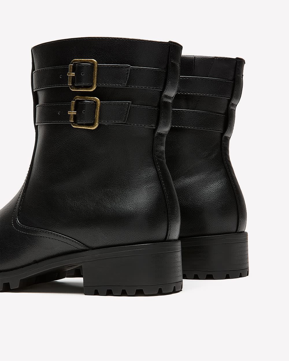 Bottillon noir à double bride et talon bas, pied très large