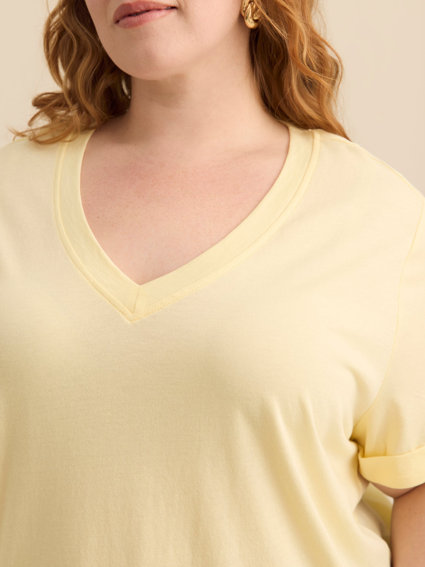 Tissu responsable, t-shirt coupe boyfriend avec encolure en V et fentes